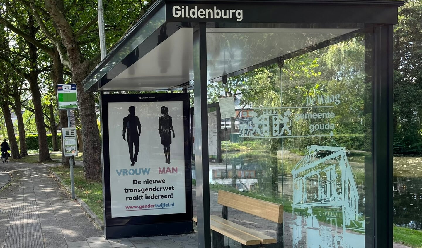 Een bushokje met de campagneposter van Gendertwijfel.nl, gefotografeerd in Gouda.