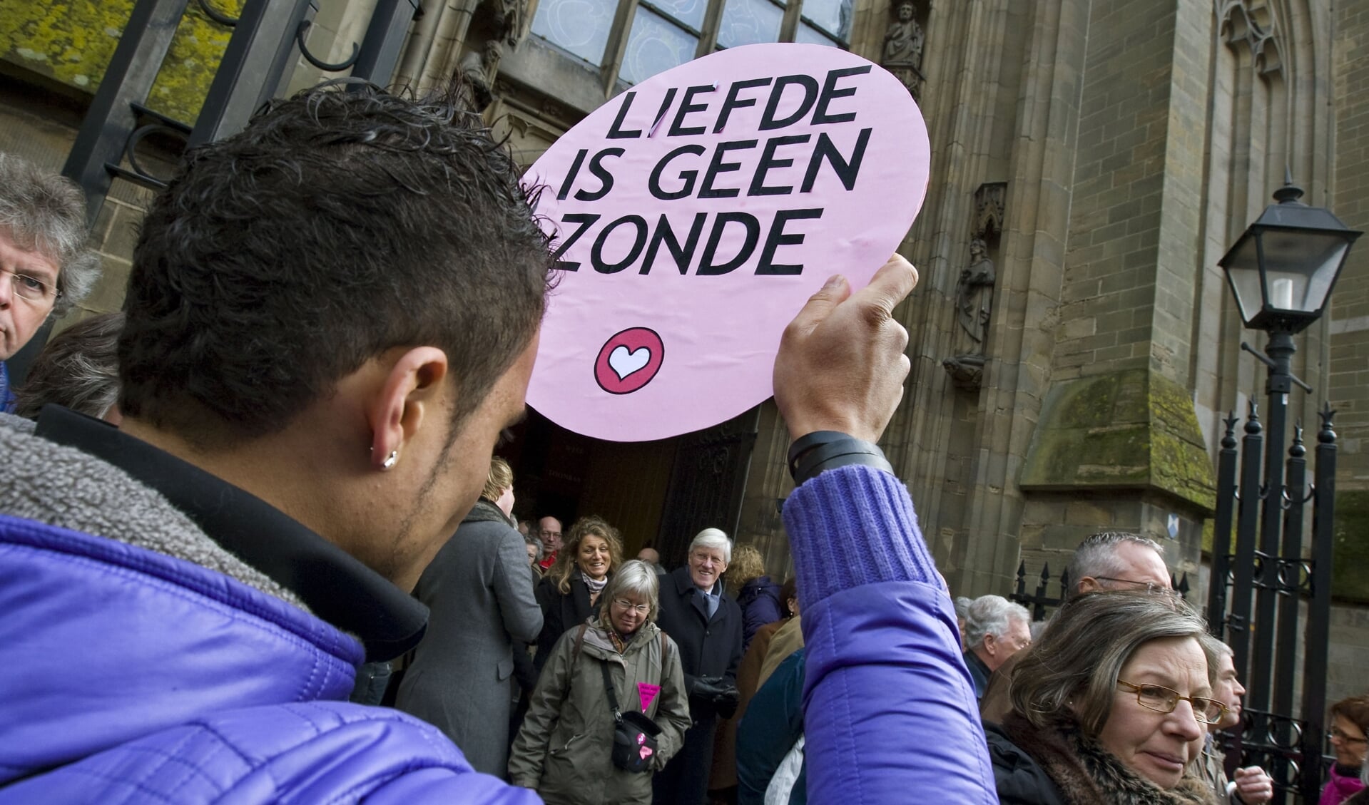 In 2010 demonstreerden lhbt'ers bij en in de Sint Janskathedraal in Den Bosch.