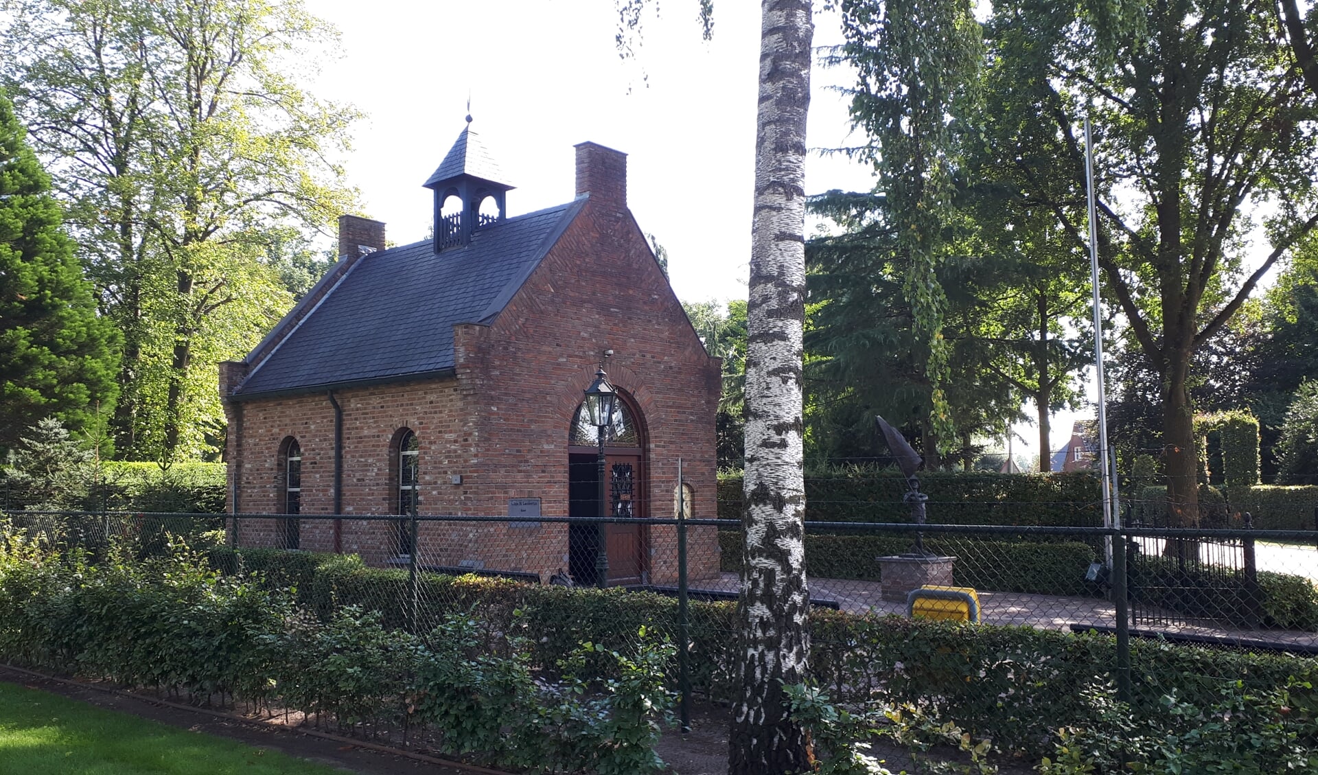 De Lambertuskapel in Someren-Eind staat op een driesprong, tussen dorp en land.
