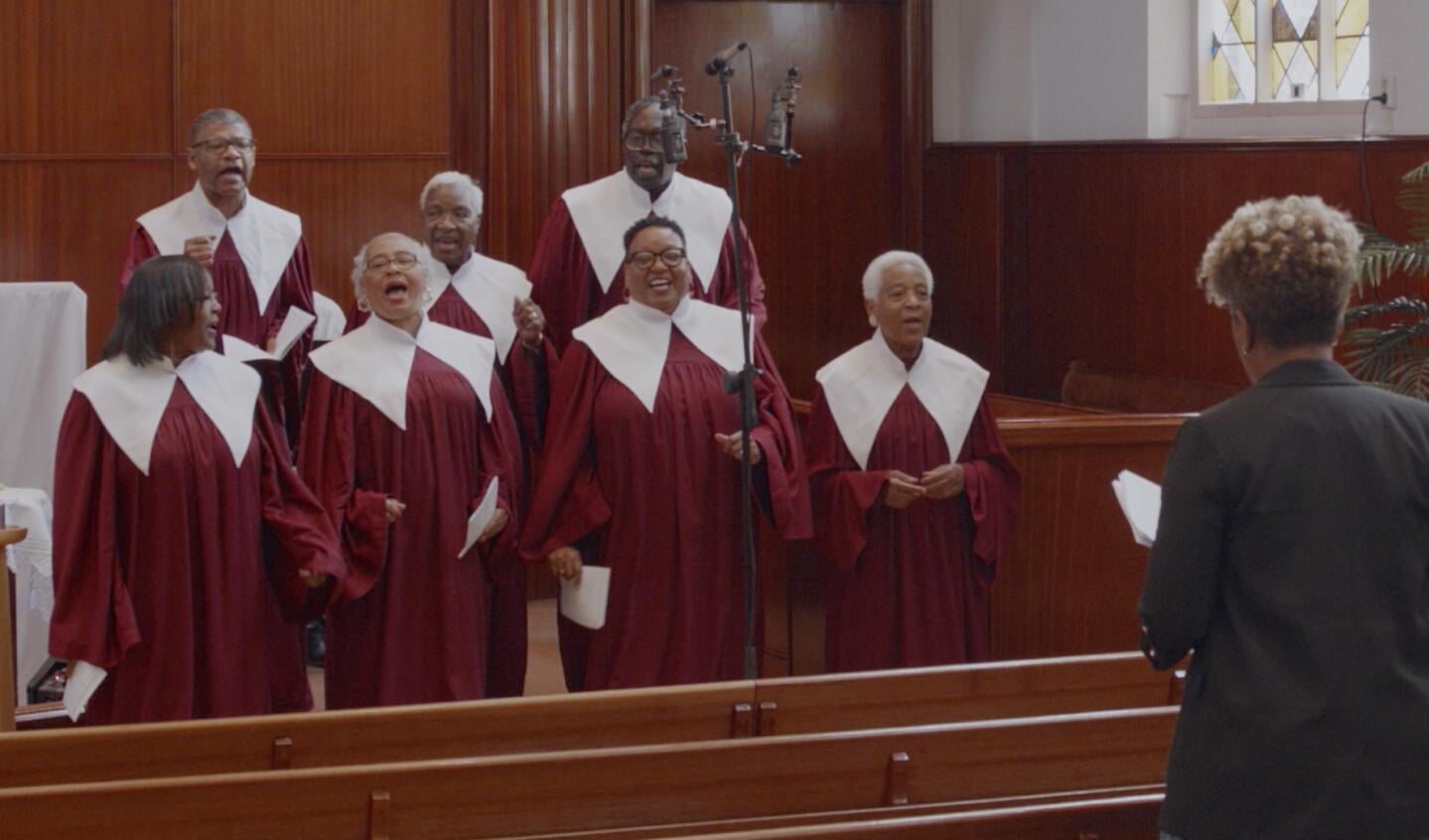 Leden van de Holland Methodist Church zingen gospel. Still uit de video-installatie Halleluja, Emma Lesuis, 2022.