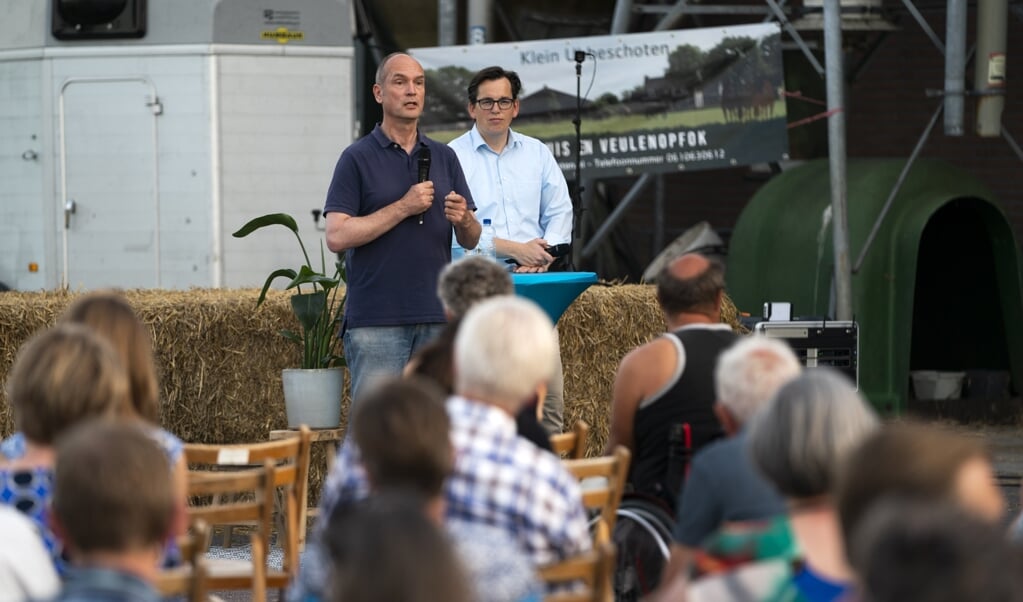 ChristenUnie-Kamerleden Pieter Grinwis en Gert-Jan Segers in gesprek met CU-leden en boze boeren, op een partijbijeenkomst in Renswoude.  (beeld anp / Jeroen Jumelet)