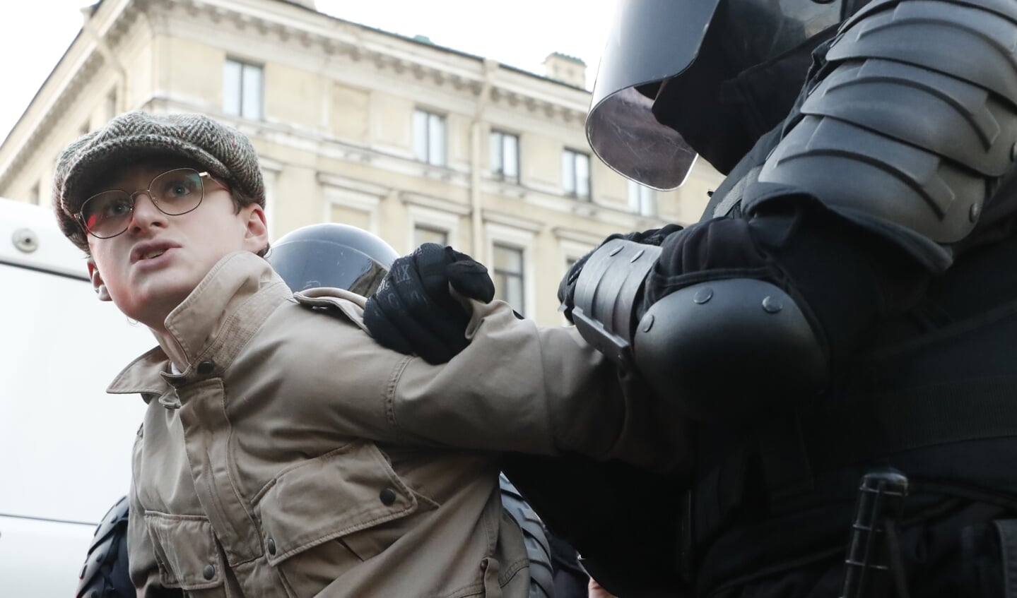 De Russische politie treedt hard op bij protestacties tegen de oorlog in Oekraïne. In afgelegen gebieden klinkt steeds meer kritiek op het bewind van Poetin.
