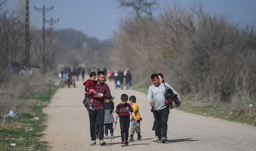 Vluchtelingen in Edirne. 'De pushbacks lijken niemand te weerhouden om het nog eens te proberen.'  (beeld afp / Ozan Kose)