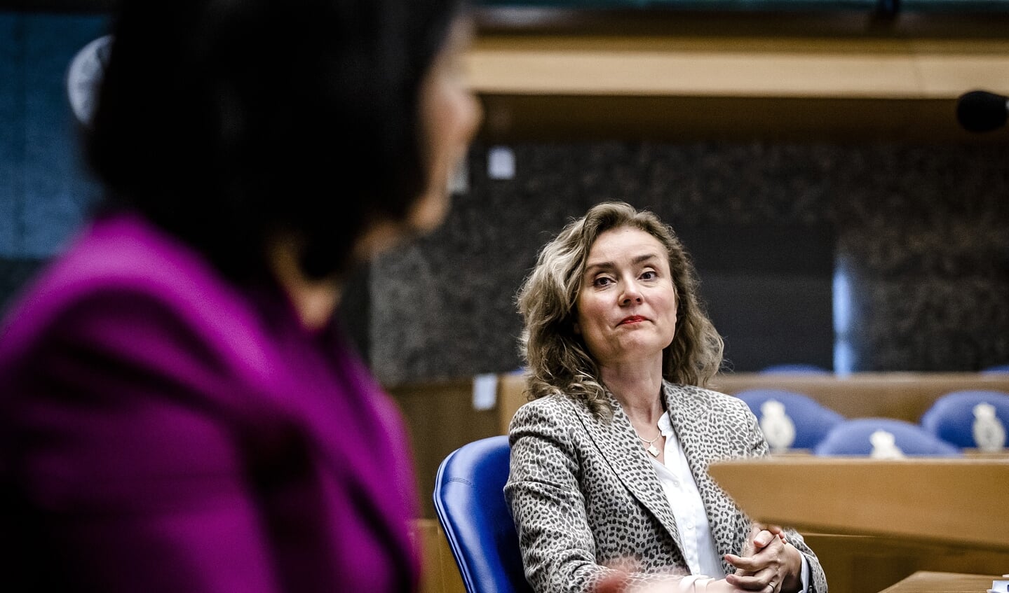 Vera Bergkamp (D66) en Khadija Arib (PvdA).