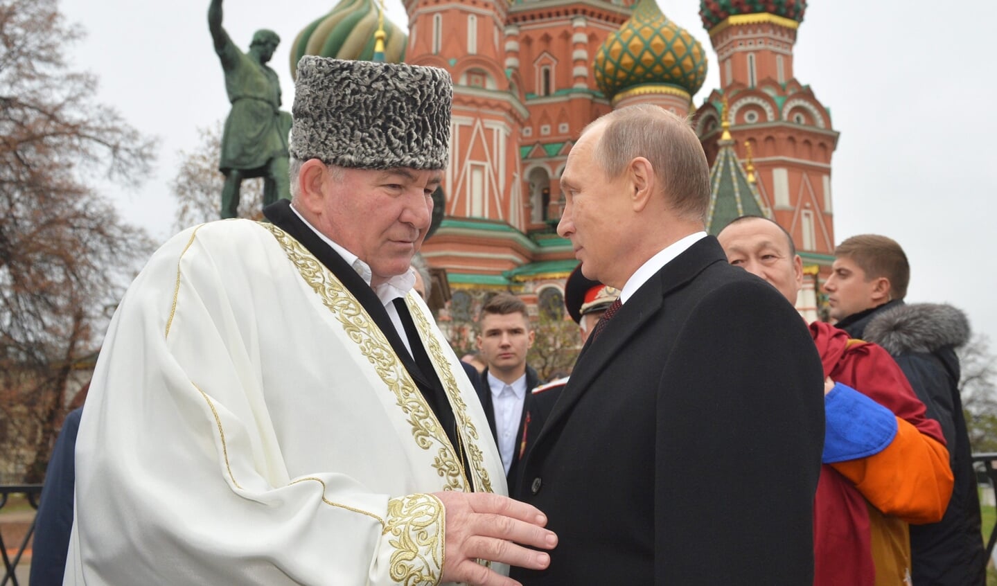 Moefti Ismail Berdiyev groet de Russissche president Vladimir Poetin op het Rode Plein in Moskou.