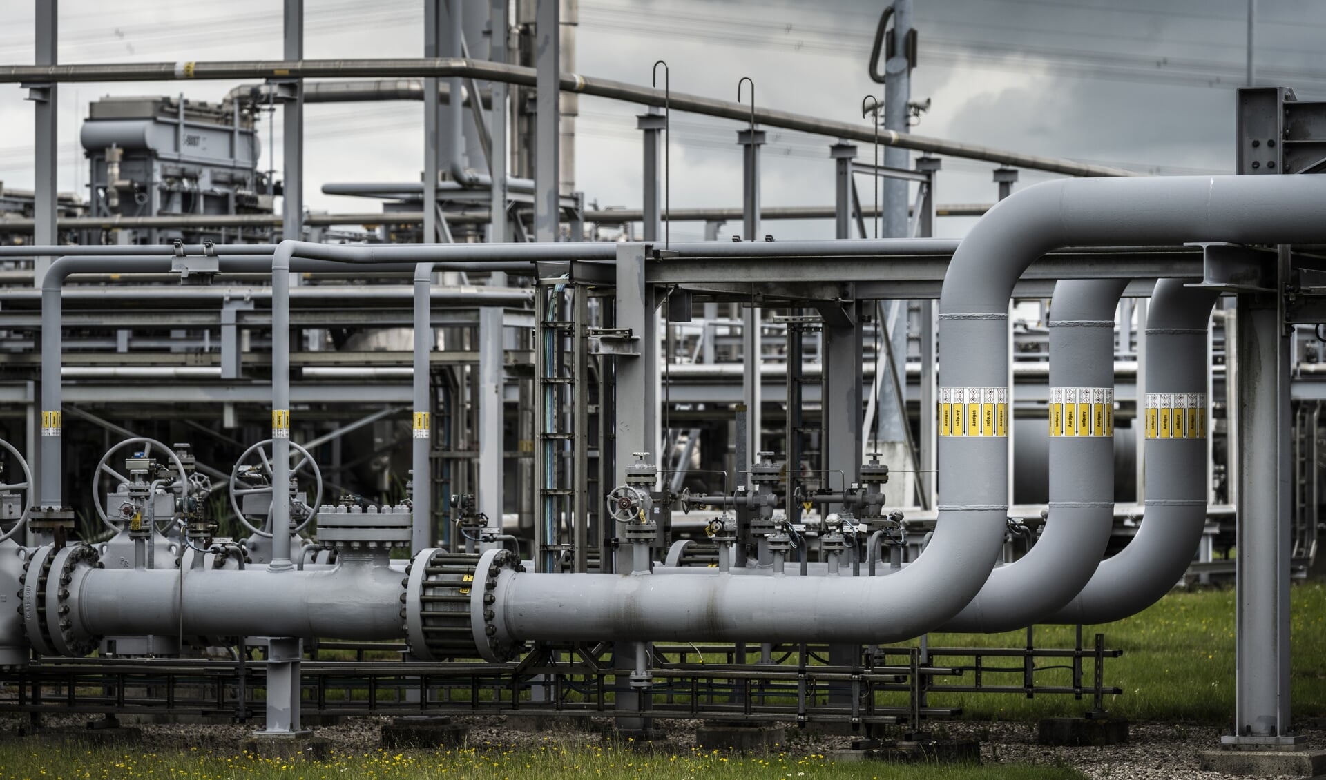 Ook in Nederland wil Shell nieuwe aardgasvelden aanboren, onder andere op de Wadden bij het Friese dorp Ternaard.