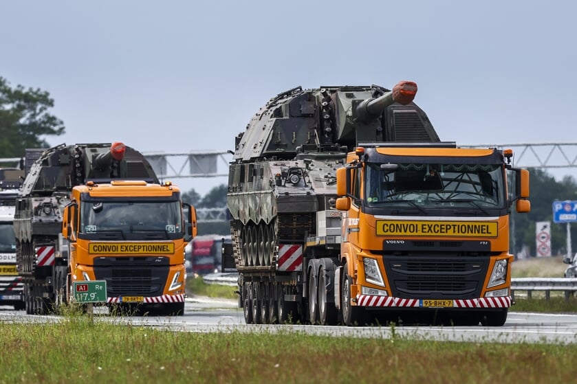 Pantserhouwitsers van de Koninklijke Landmacht onderweg naar Oekraïne.