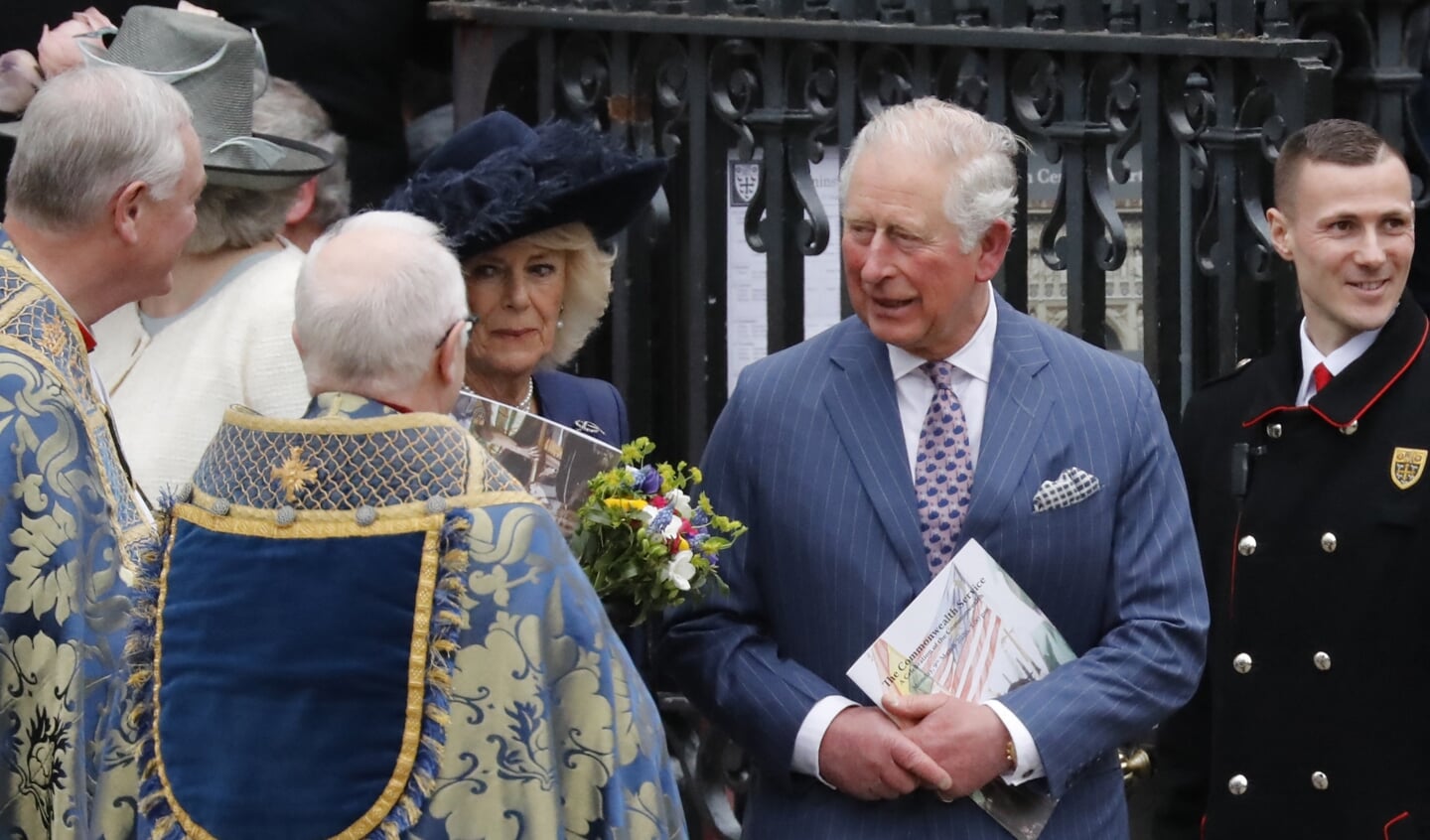 Prins Charles en zijn vrouw prinses Camilla verlaten de jaarlijkse Commonwealth-viering in Westminster Abbey, de grootste interreligieuze viering van het Verenigd Koninkrijk. Het goddelijke laat zich volgens Charles in alle godsdiensten vinden. 