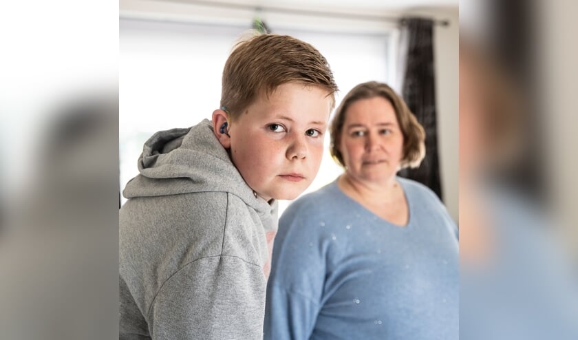 Merijn Beulakker (11, slechthorend) en zijn moeder Amanda Duijm (49)