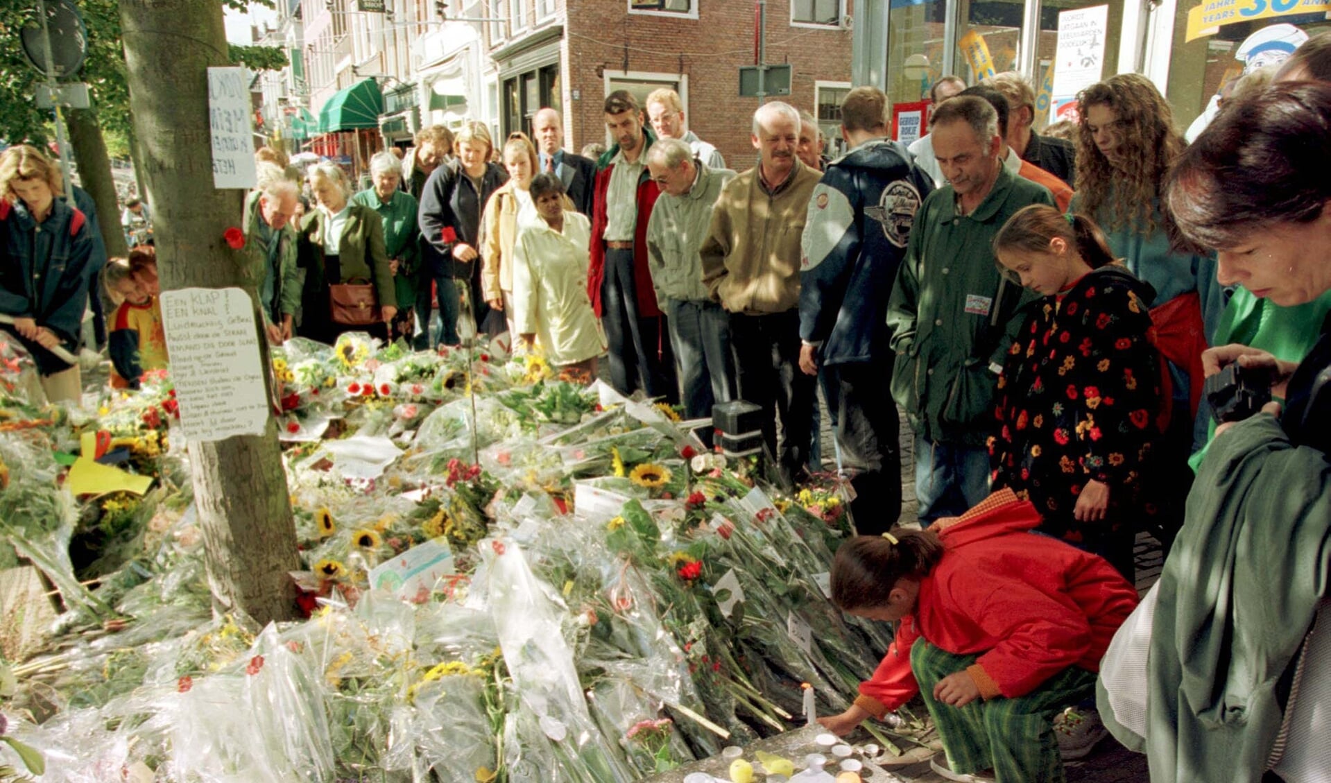Bloemen op de plek waar een week eerder, 13 september 1997, Meindert Tjoelker neerviel na een vechtpartij.