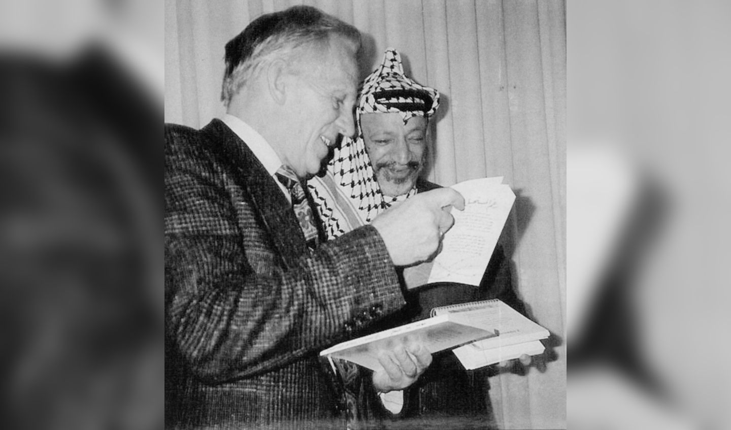 Anne van der Bijl gaf Yasser Arafat een kinderbijbel.