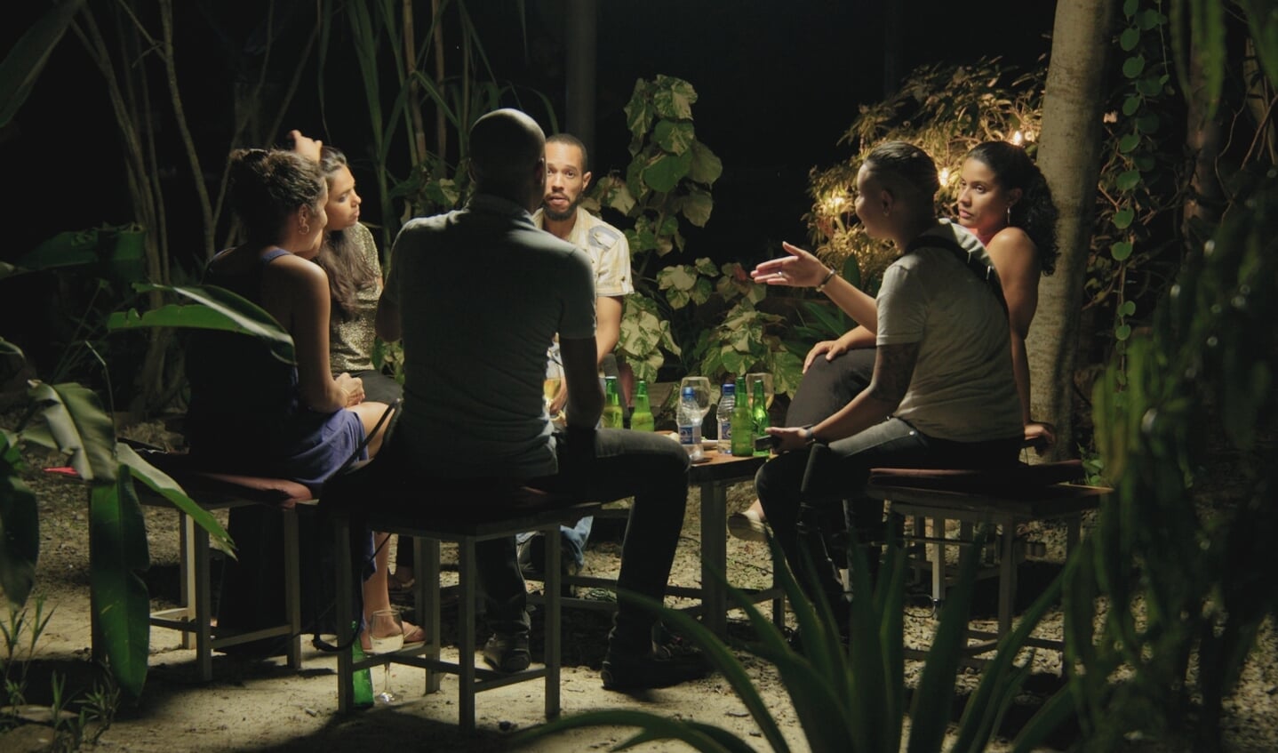 Ananta Khemradj ging voor haar film in gesprek met andere Surinaamse jongeren.