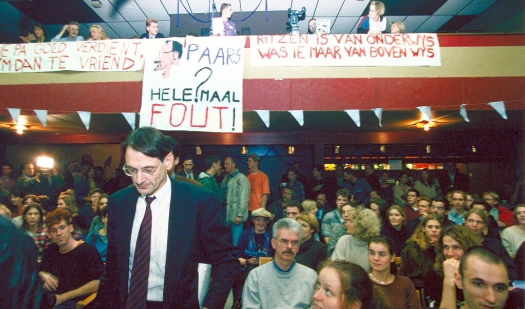 Minister Jo Ritzen tussen van kritische studenten in Nijmegen, 1994.  (beeld anp / Ruud Hoff)