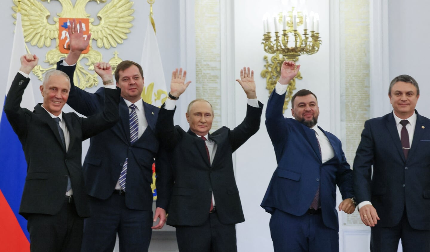 President Poetin met de leiders van de vier geannexeerde gebieden, na de ceremonie in het Kremlin.