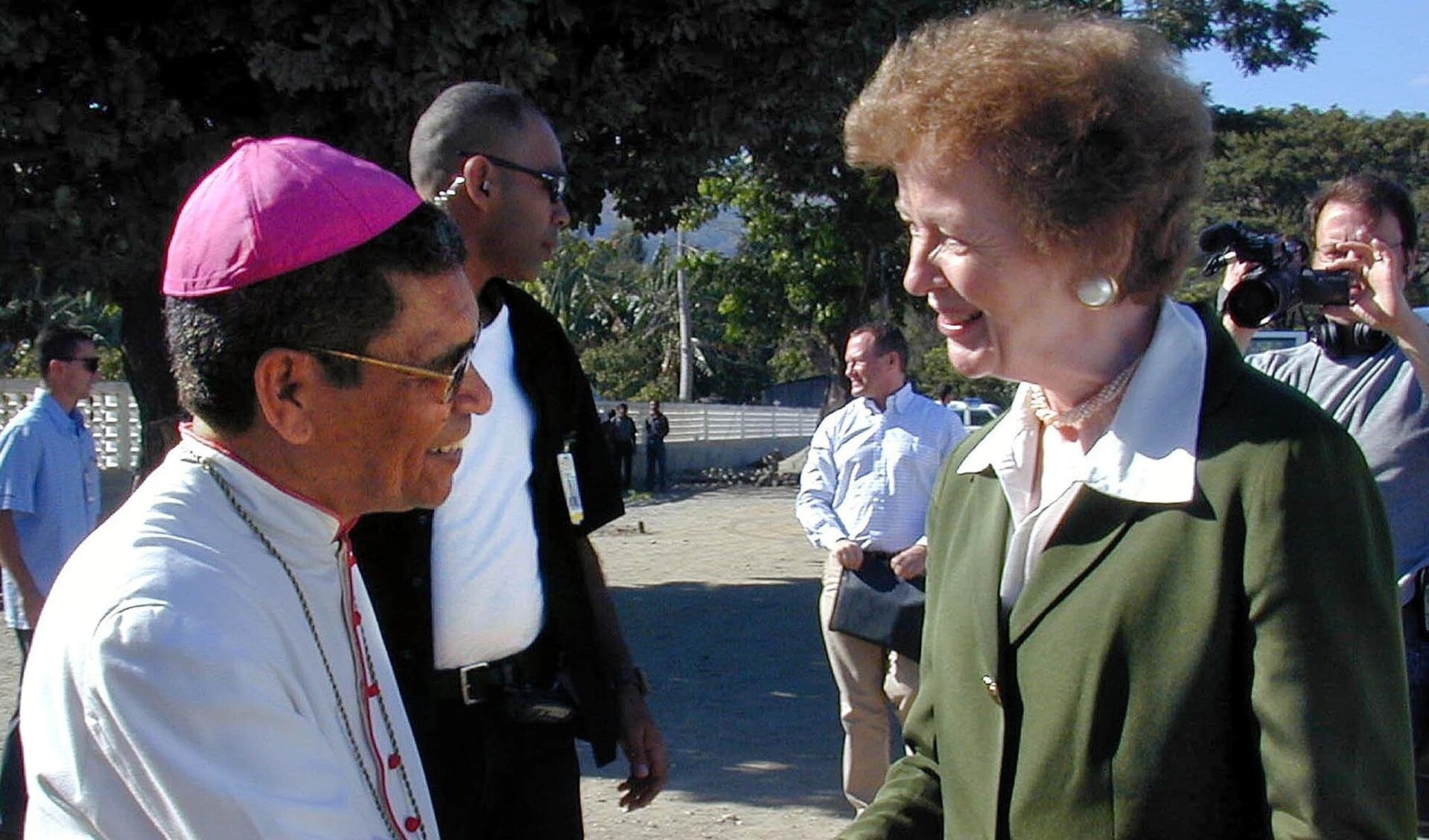 Aartsbisschop Carlos Filipe Ximenes Belo (links) in augustus 2002 met de Hogecommissaris voor de Mensenrechten, Mary Robinson, die een bezoek bracht aan Oost-Timor.