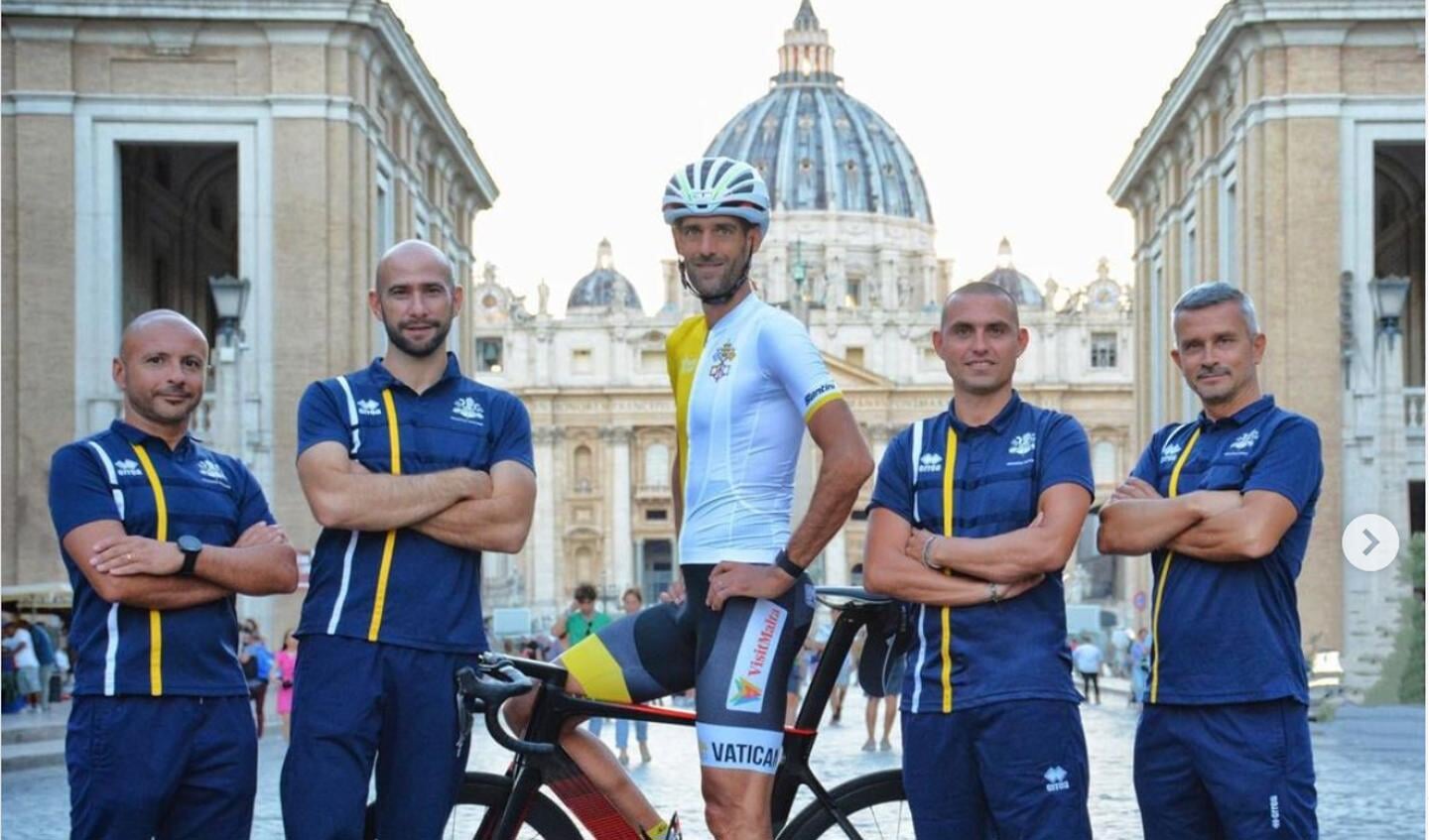 Rien Schuurhuis met zijn begeleiders bij het Vaticaan.