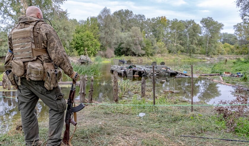 Drie Russische tanks die in de vroege herfst in het drassige veld bij de Siverski Donetskrivier zijn gestrand.
