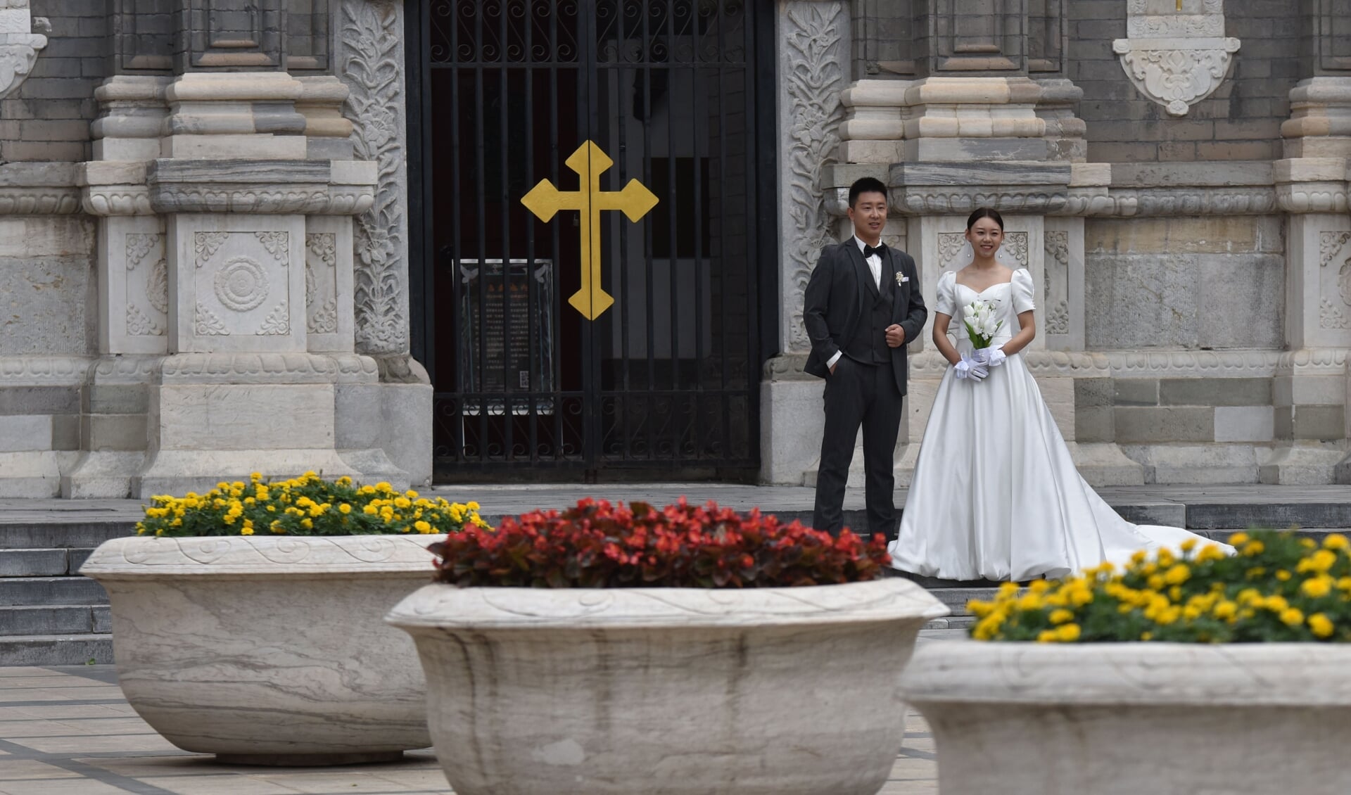Een pas getrouwd stel voor de rooms-katholieke kerk in de Chinese hoofdstad Peking.