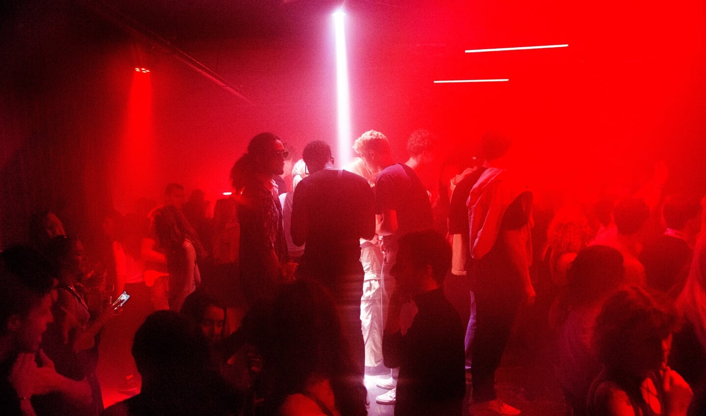 In de Rotterdamse club Poing bonkt het geluid tegen de trommelvliezen.