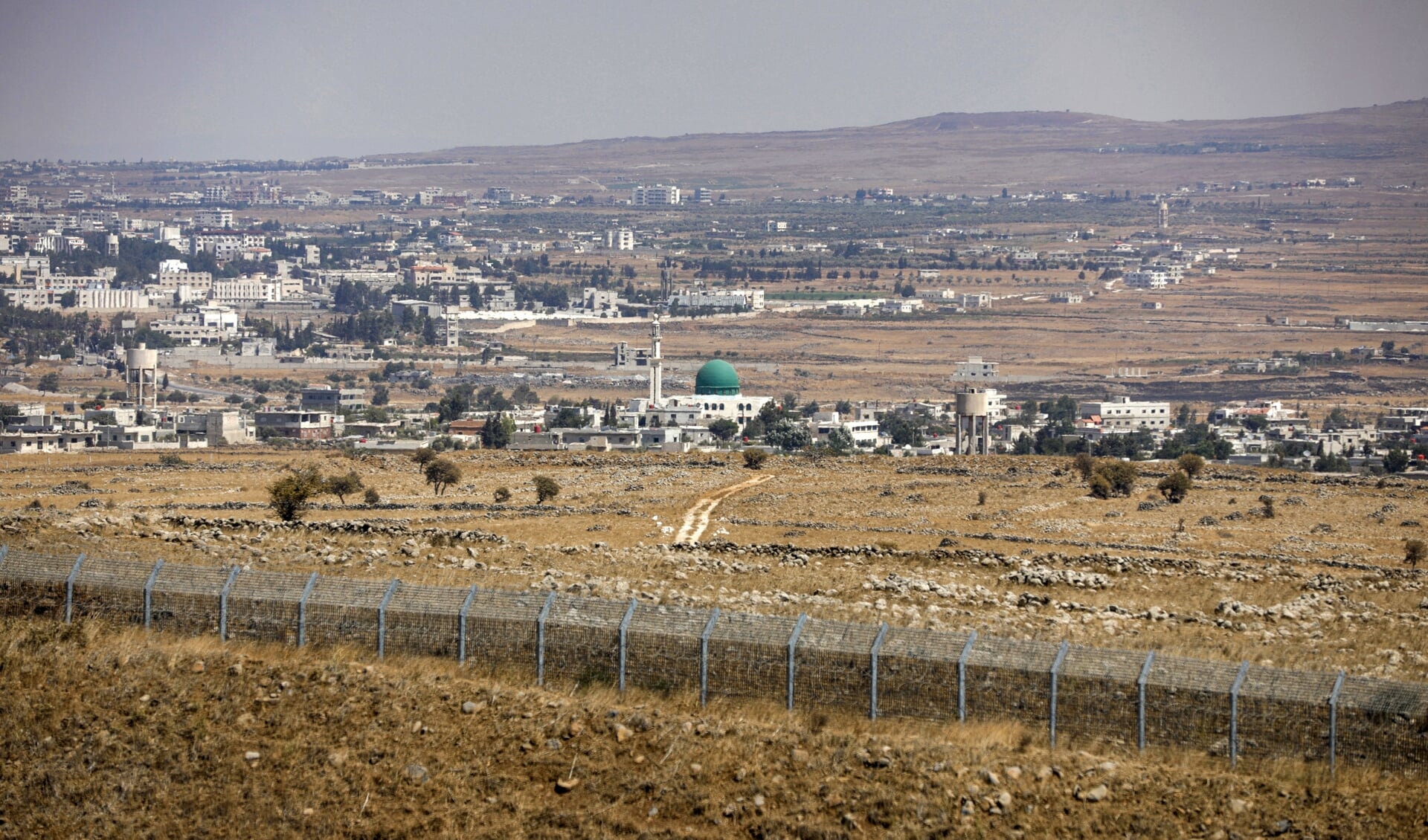 Zicht op de grens tussen de door Israël geannexeerde Golanhoogte en Syrië. 'Ik snap de gefronste wenkbrauwen, geopolitiek is ingewikkeld. Met de vinger naar Israël wijzen is echter te makkelijk.'