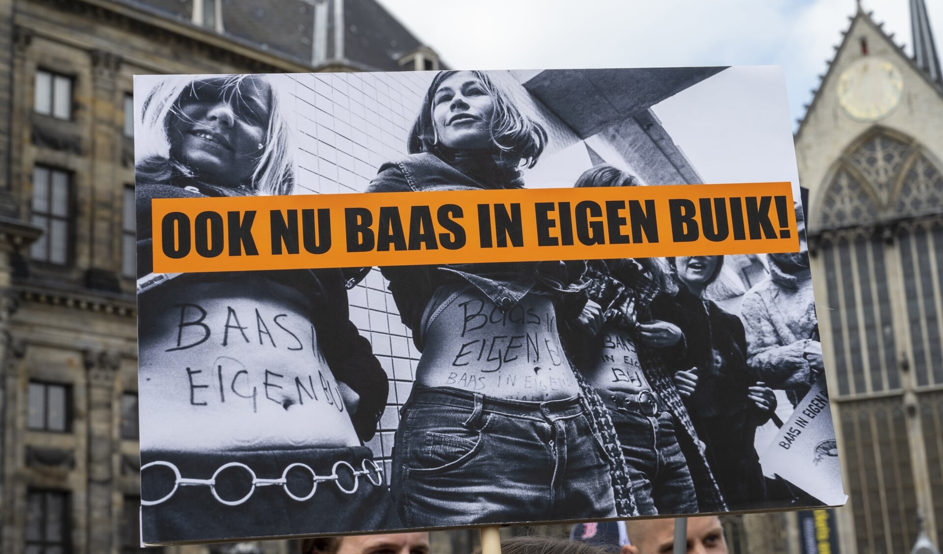 Op de Dam in Amsterdam staan honderden mensen die zijn bijeengekomen om solidariteit te tonen met voorstanders van abortus in de Verenigde Staten. 