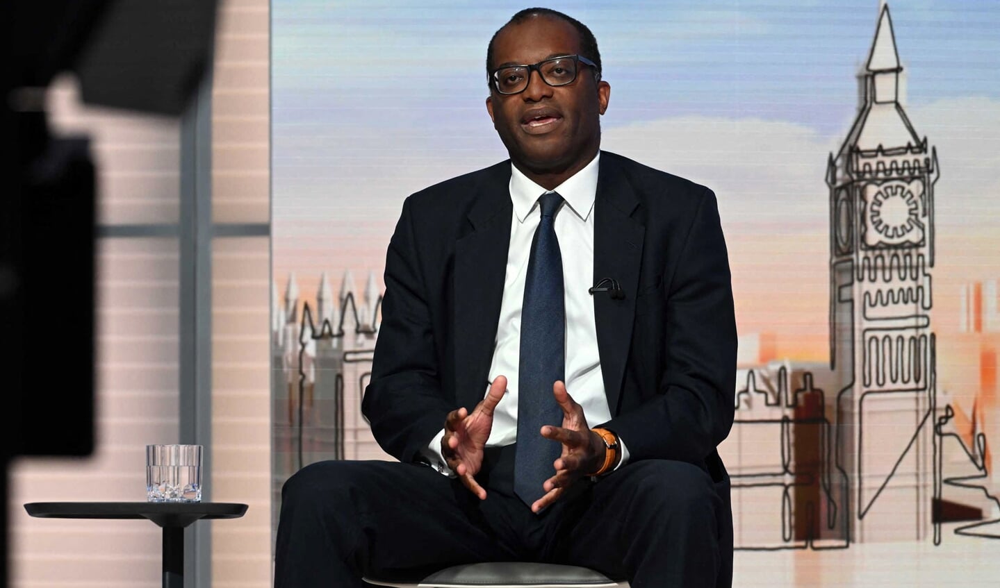 Minister van Financiën Kwasi Kwarteng wil 50 miljard euro gaan lenen om belastingverlagingen te kunnen financieren.