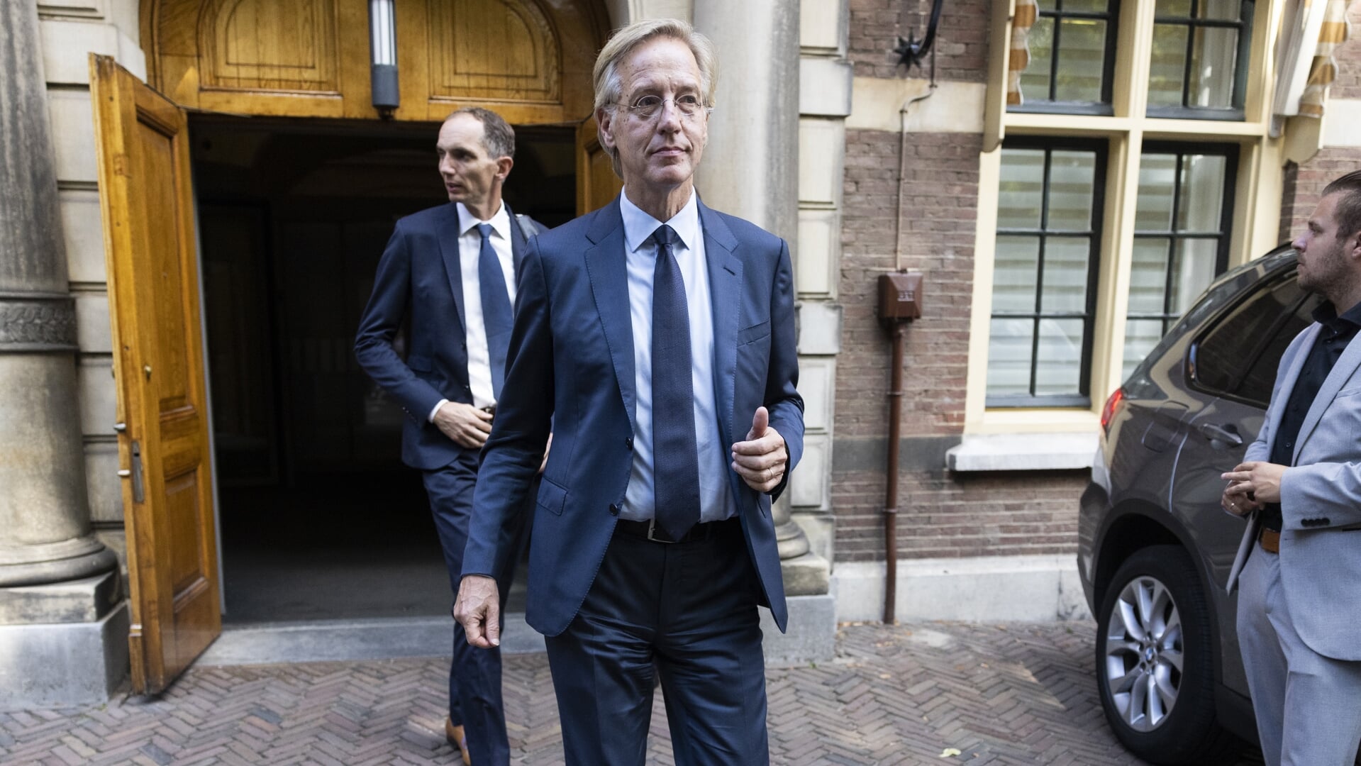Onderwijsminister Robbert Dijkgraaf signaleert een 'intrinsieke ongelijkheid' tussen onderwijsvormen.