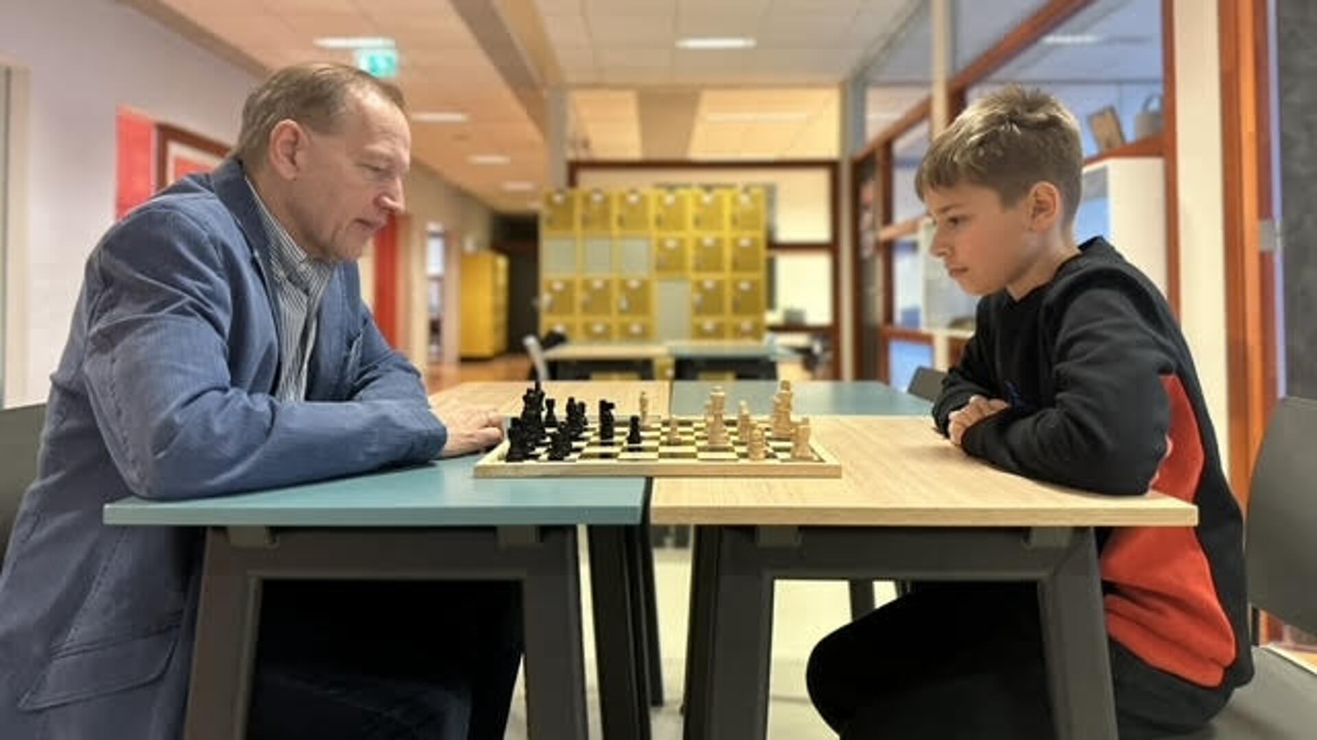 Patric Ciulei (l) schaakjeugdkampioen van Roemenië, speelt tegen zijn docent Marco de Bruijn (r). 