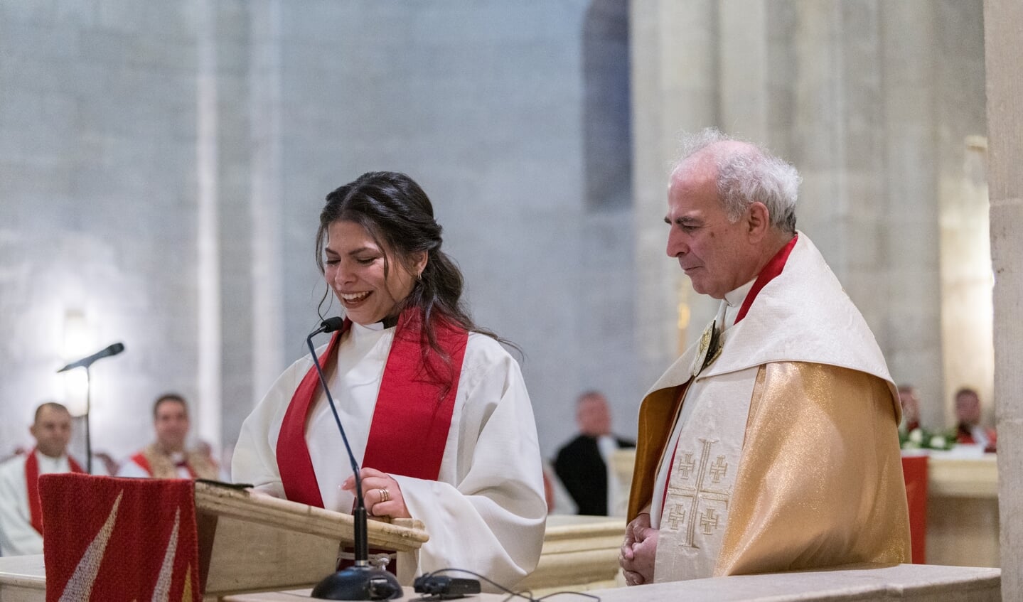 Sally Azar preekt vlak na haar ordinatie in de Kerk van de Verlosser in Jeruzalem, onder toeziend oog van bisschop - haar vader - Sani Ibrahim Azar van de Evangelisch-Lutherse Kerk in Jordanië en het Heilig Land.