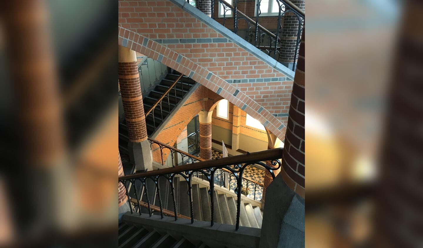 Escherriaans trappenhuis in de Teekenschool.