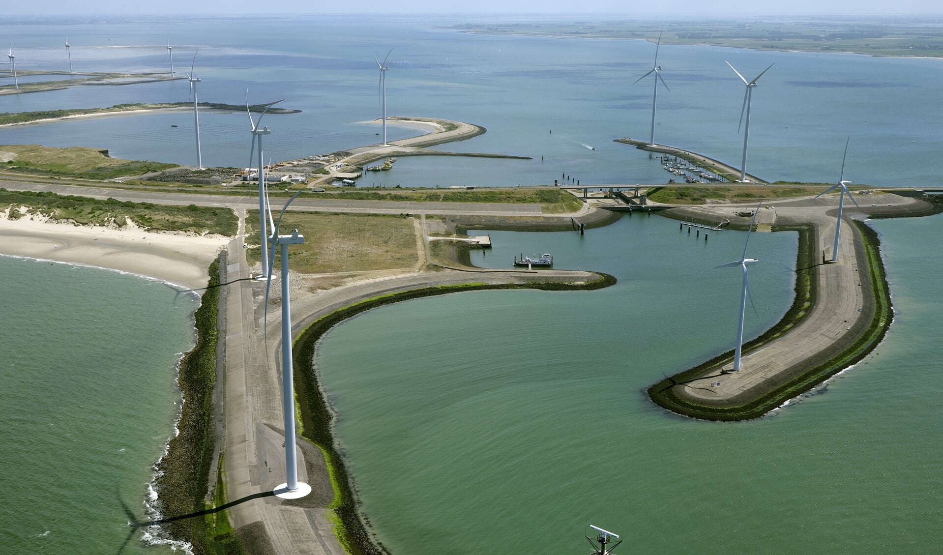 Luchtopname van de Zeeuwse Deltawerken ter hoogte van de Roompotsluis in de Oosterscheldekering. Deze stormvloedkering wordt beschouwd als de meest indrukwekkende waterkering ooit in Nederland gebouwd. 
