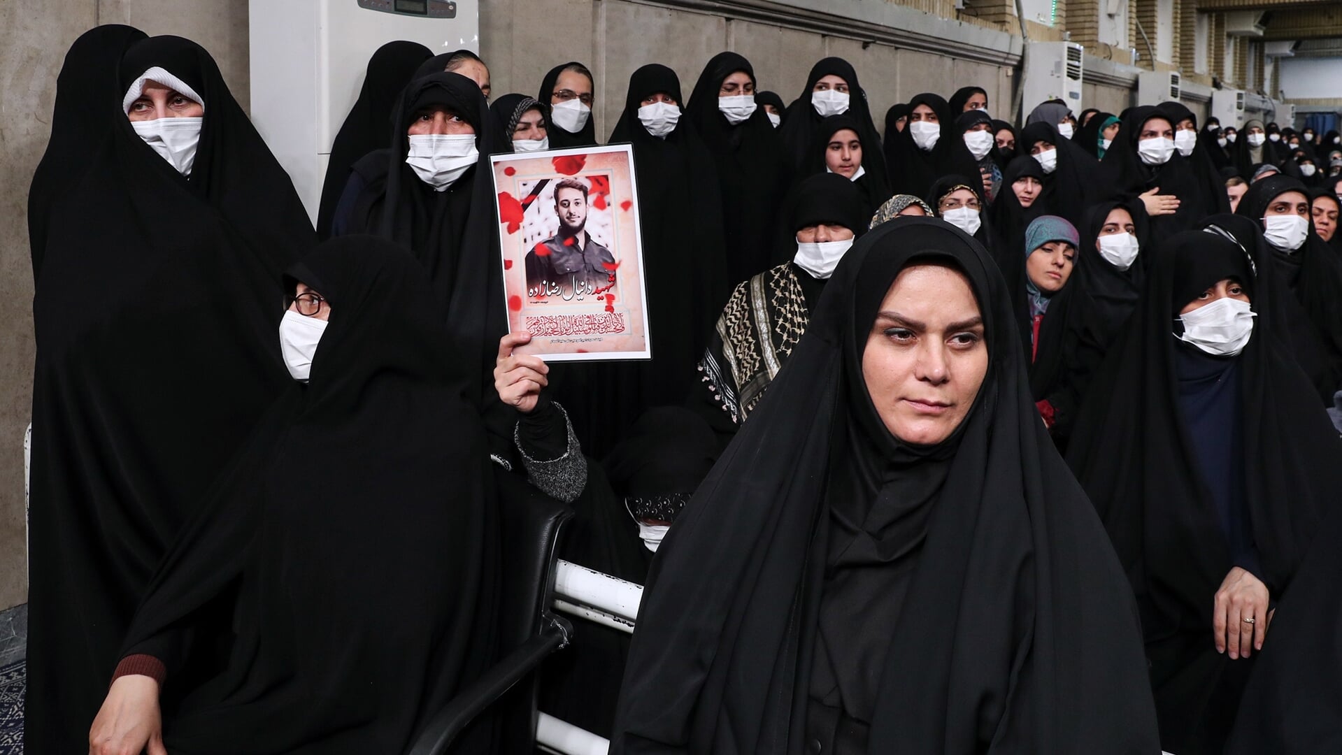 Iraanse vrouwen volgen een leidersvergadering in Teheran. De foto werd uitgegeven door het Iraanse regime. 