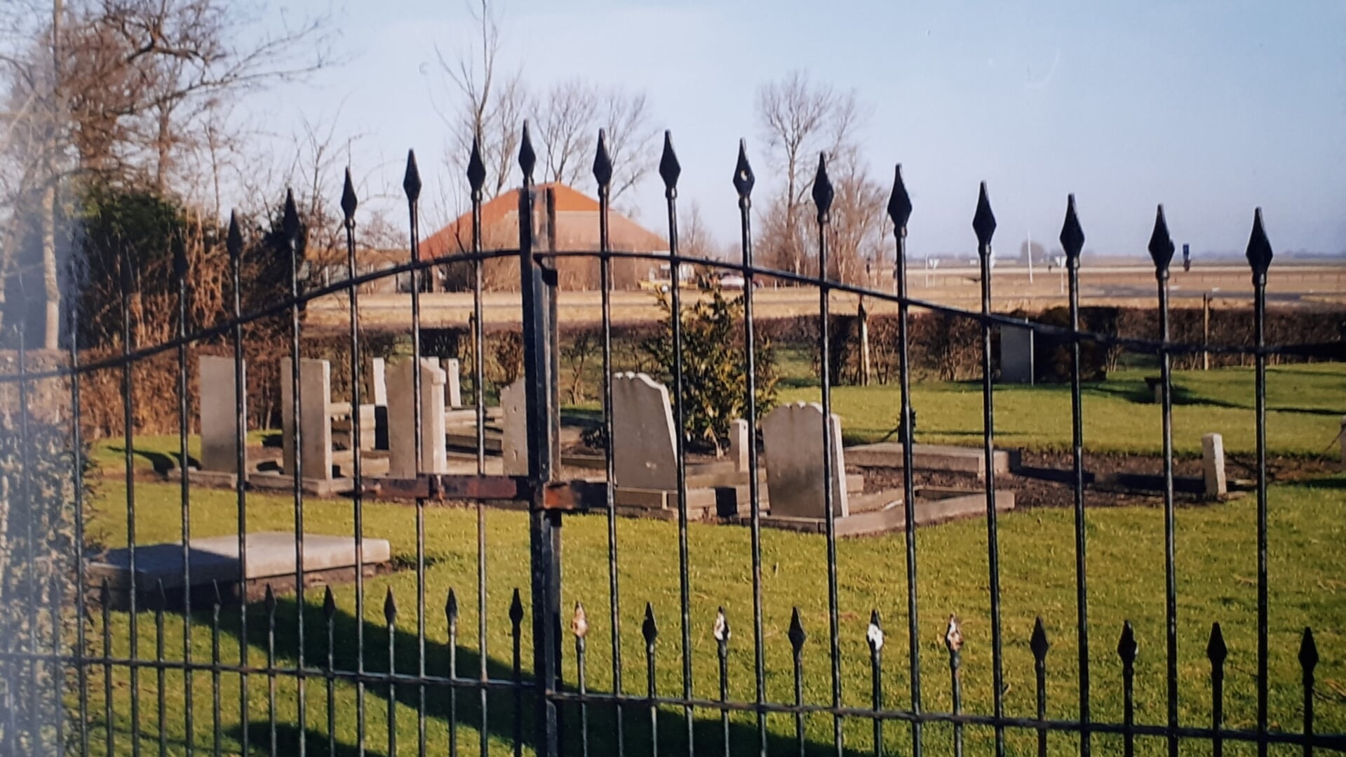 Het kerkhof van Capelle herinnert aan vroegere bewoners van het verdwenen dorp.