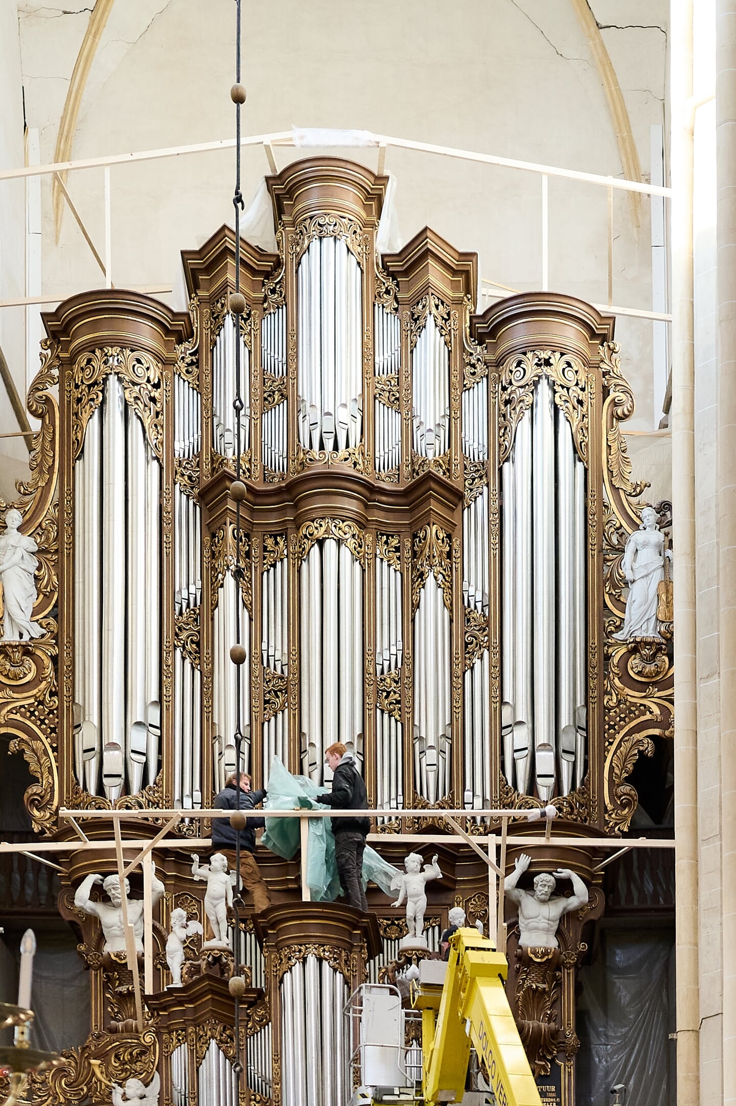 Kampen, 17 januari 2023. De schade aan de verzakkende Bovenkerk vormt een bedreiging voor het historische orgel in de 12e eeuwse kruisbasiliek. Het orgel wordt ingepakt in plastic ter bescherming tegen bouwstof.