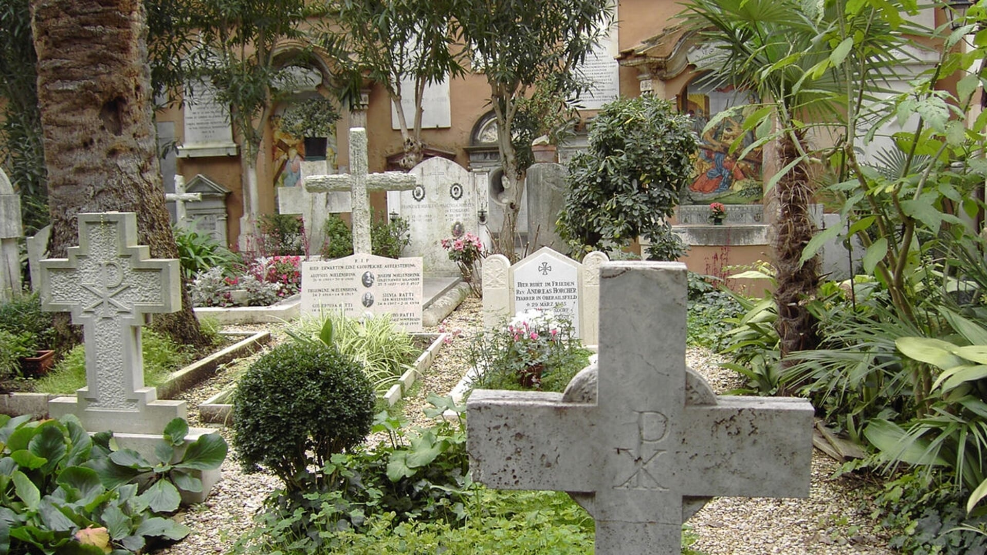 Het Campo Santo dei Teutonici e dei Fiamminghi binnen de muren van het Vaticaan.