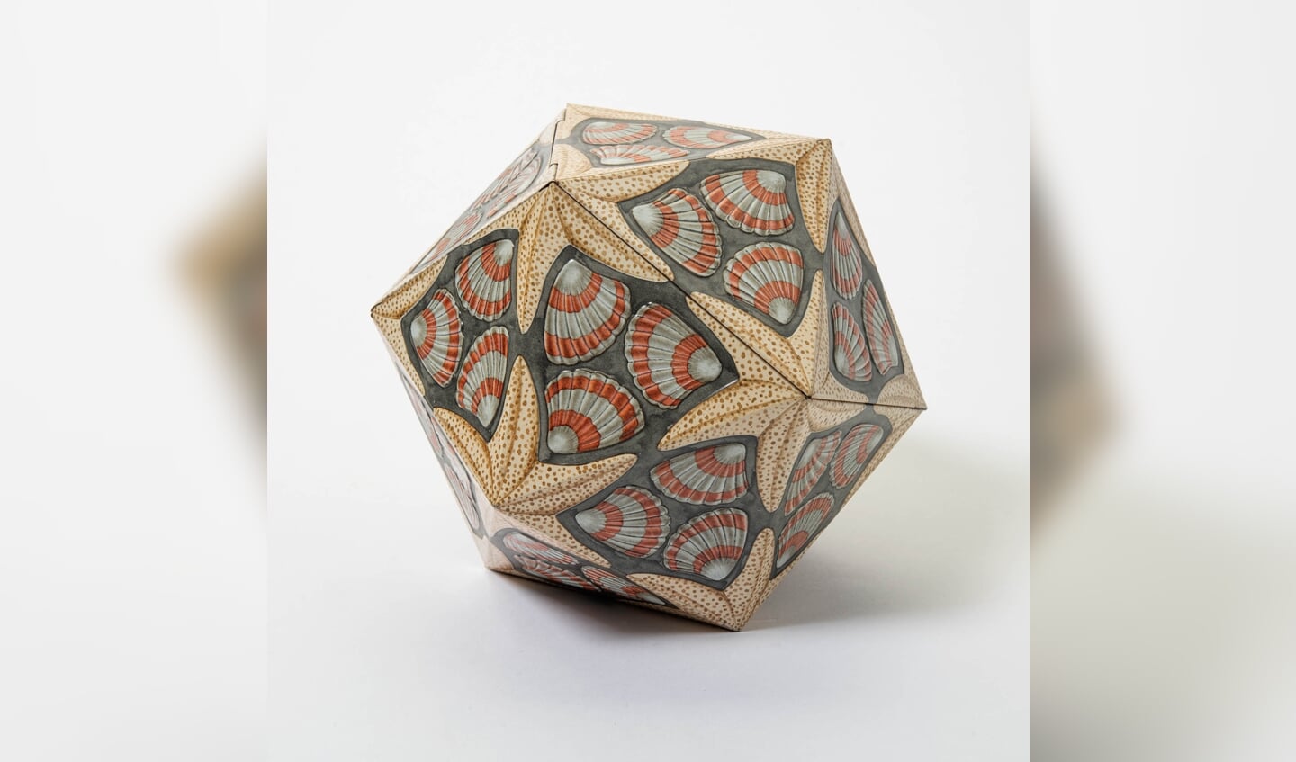 Kunstenaar Maurits Cornelis Escher (1898-1972) ontwierp in 1963 een bonbonblik met twintig vlakken, een icosaëder.