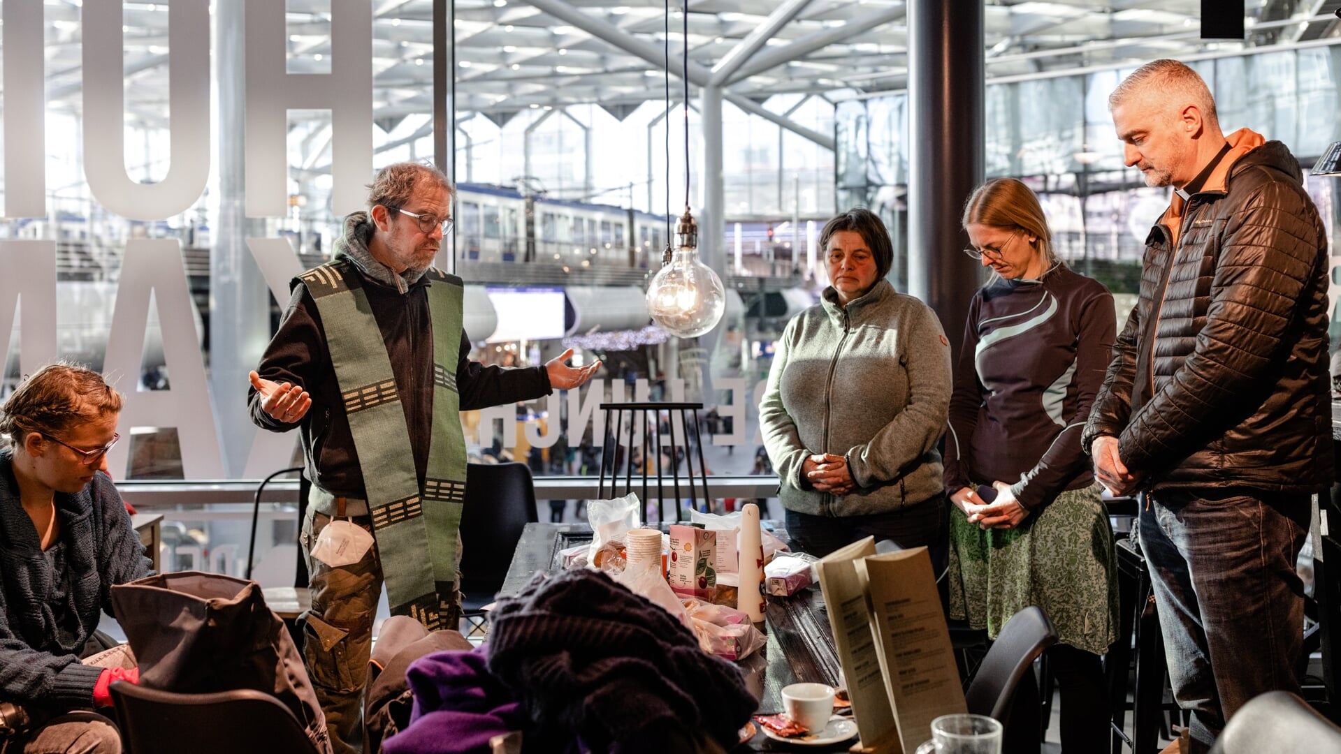 Christelijke klimaatactivisten in gebed, voorafgaand aan de klimaatdemonstratie op de A12 bij Den Haag.