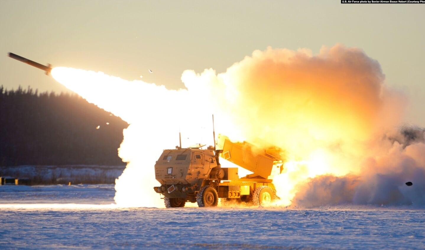 Een HIMARS raketartilleriesysteem schiet een raketgranaat af. De versie die Oekraïne heeft gekregen heeft een bereik van ruim 70 kilometer, terwijl het systeem een maximum bereik van zeker 300 kilometer heeft.