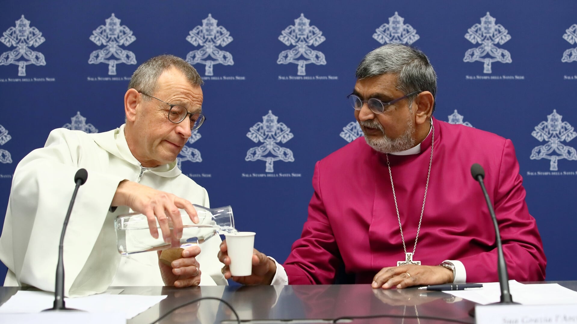Broeder Alois, de prior van de oecumenische gemeenschap van Taizé (links), met de afgevaardigde van de Anglicaanse Kerk bij het Vaticaan, aartsbisschop Ian Ernest, tijdens de persconferentie in Rome.