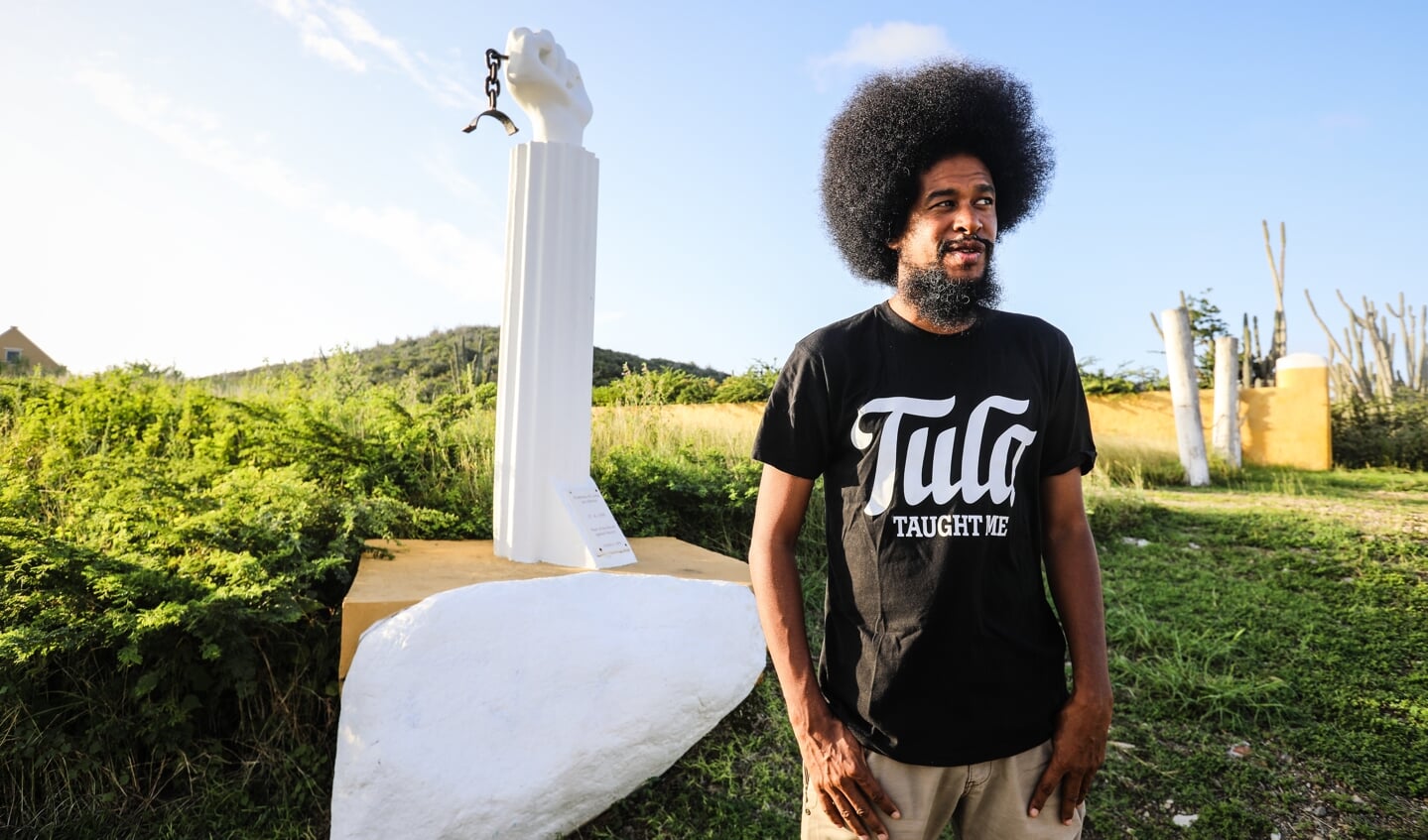 ‘Afro-tourgids’ Tyrone Brunken bij een monument voor de eerste slavenopstand op Curaçao, in 1795, onder leiding van Tula.