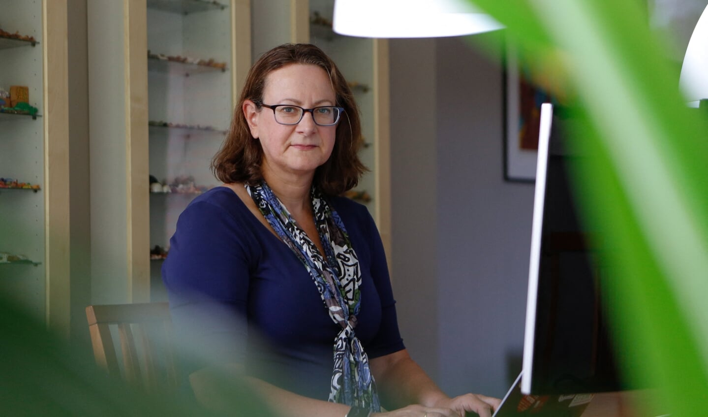 De Nederlandse microbioloog Elisabeth Bik staat internationaal bekend om haar speurwerk tegen nep-artikelen.