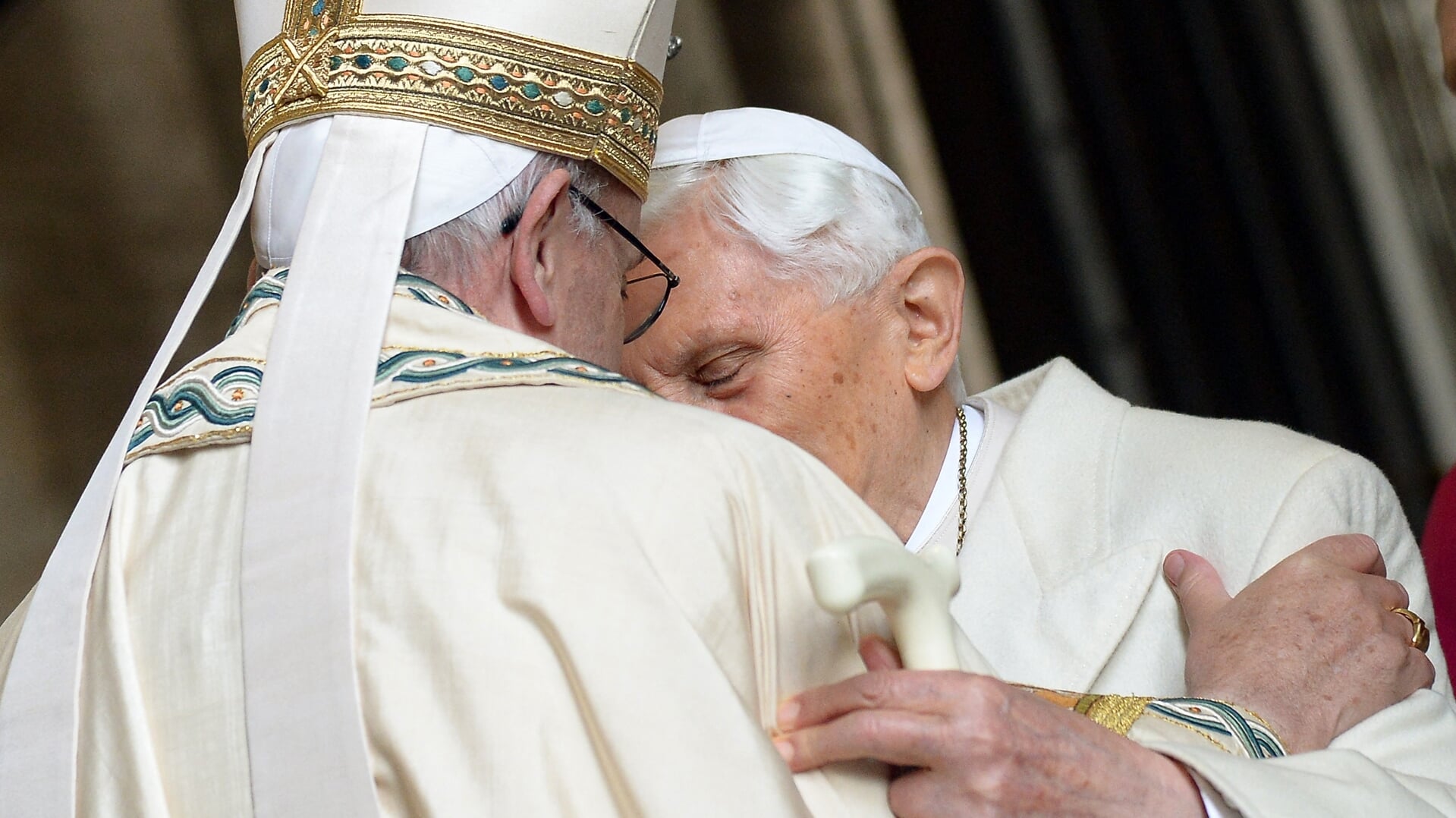 Emeritus paus Benedictus XVI groette zijn opvolger Franciscus op 8 december 2015, twee jaar na zijn aftreden, bij de opening van de Heilige Deur van de Sint-Pieter ter gelegenheid van het door Franciscus afgekondigde Barmhartigheidsjaar.