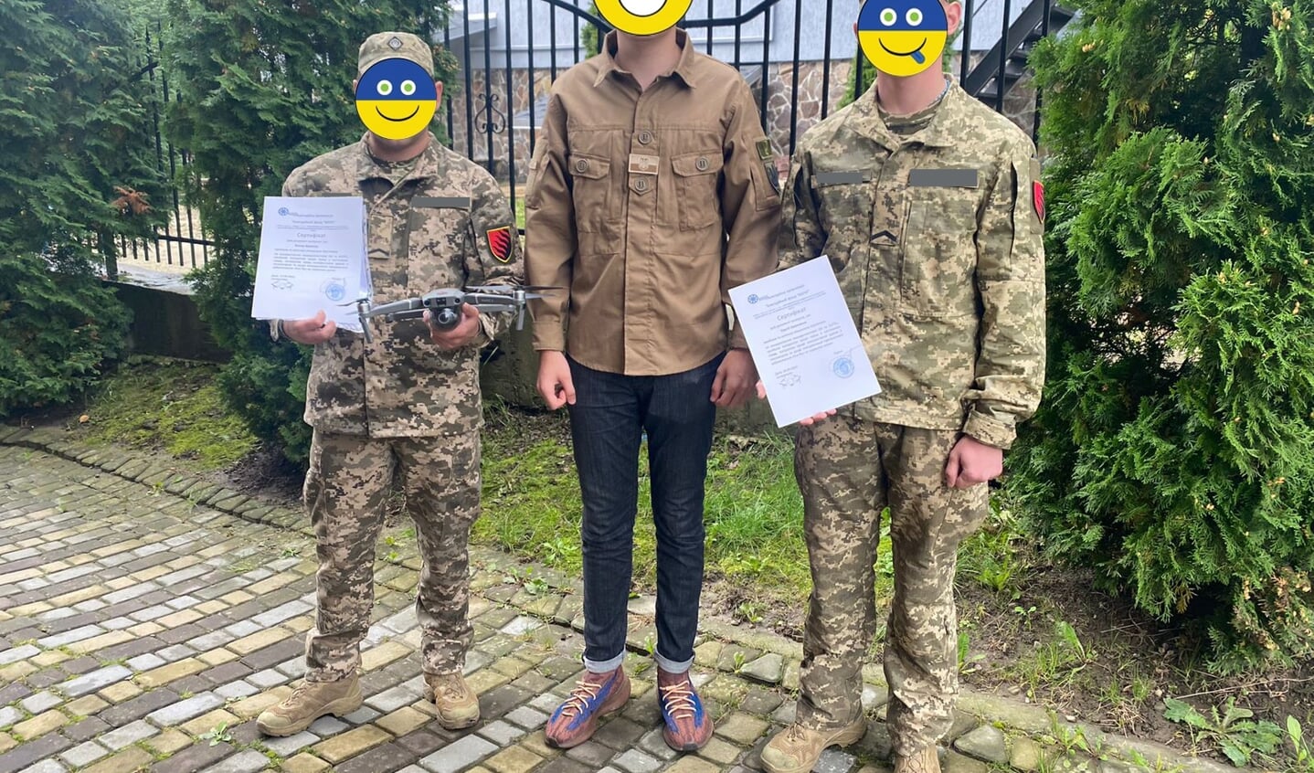 Soldaten tonen hun vliegbewijs als dronepiloot. Vanwege de veiligheid zijn hun gezichten door Eyes on Ukraine onherkenbaar gemaakt.