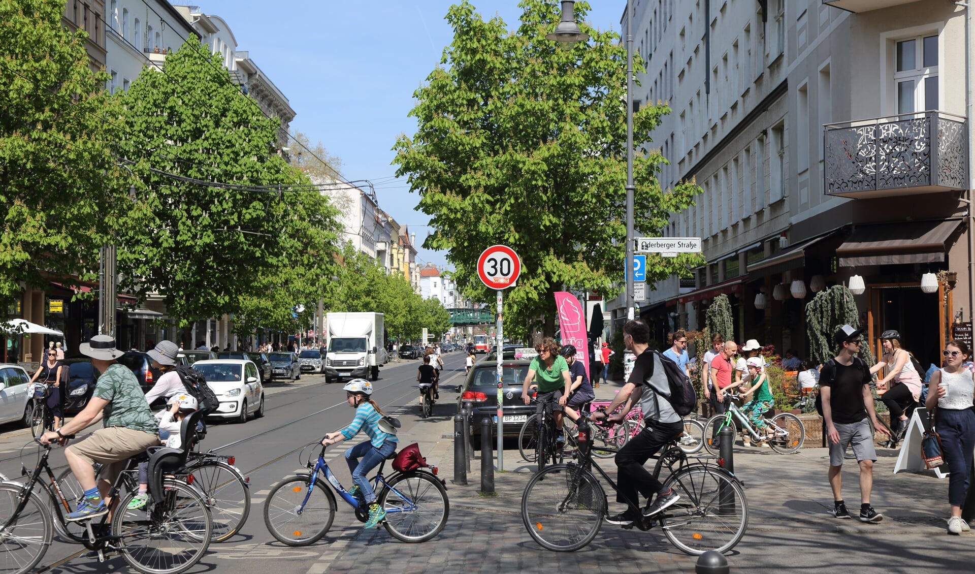 Fietsen mogen sinds 1 januari worden neergezet op parkeerplaatsen voor auto's.