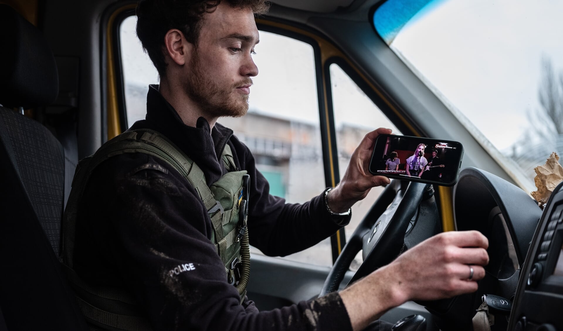 Chris Parry in de bus, waarmee hij meer dan vierhonderd mensen evacueerde in Oekraïne
