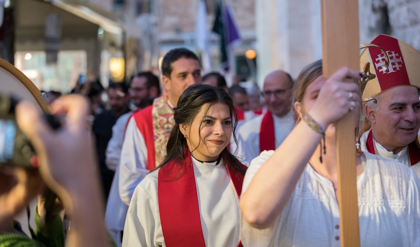 Sally Azar verlaat vlak na haar ordinatie de Kerk van de Verlosser in Jeruzalem, in processie met de bisschop - haar vader - Sani Ibrahim Azar van de Evangelisch-Lutherse Kerk in Jordanië en het Heilig Land.