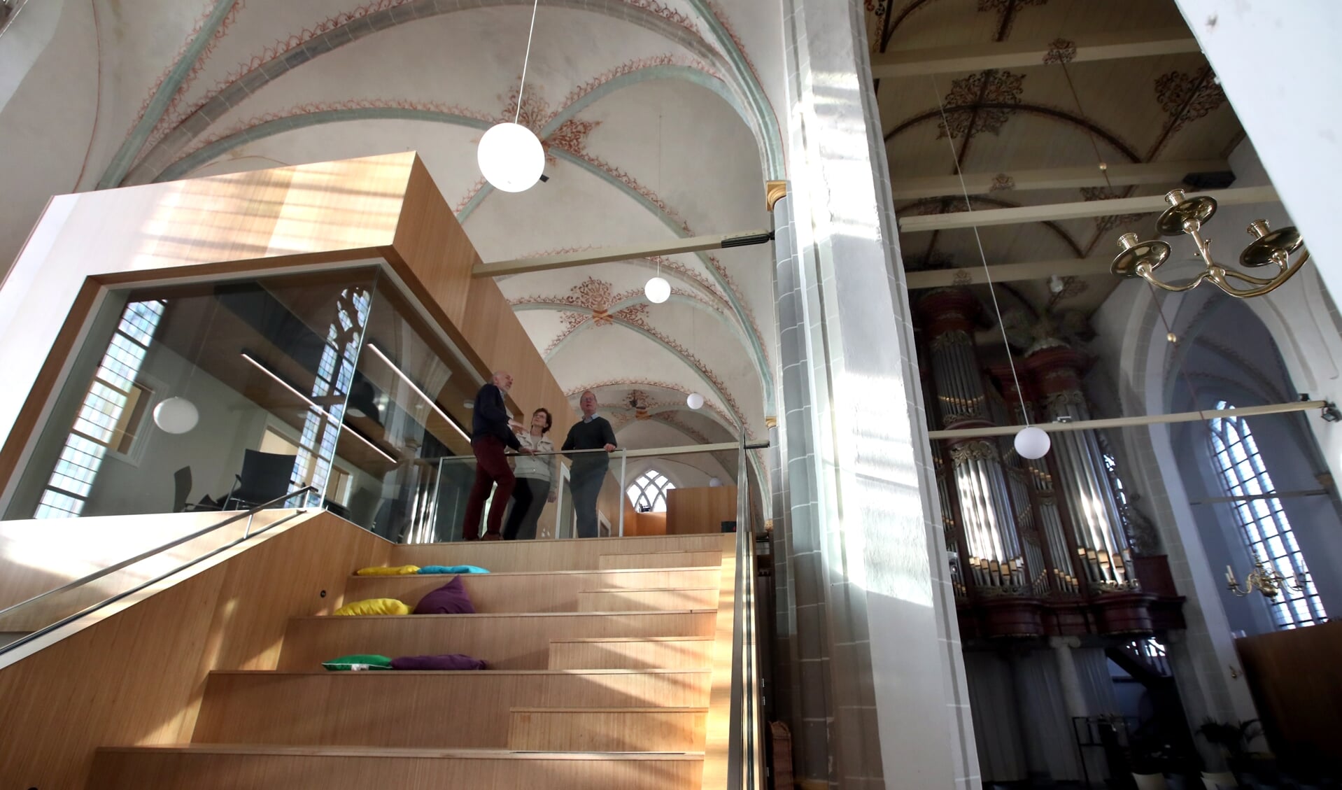 Een box met vergaderzaaltjes in een oude kerk: zo blijft de Grote Kerk in Steenwijk te gebruiken zonder torenhoge kosten.