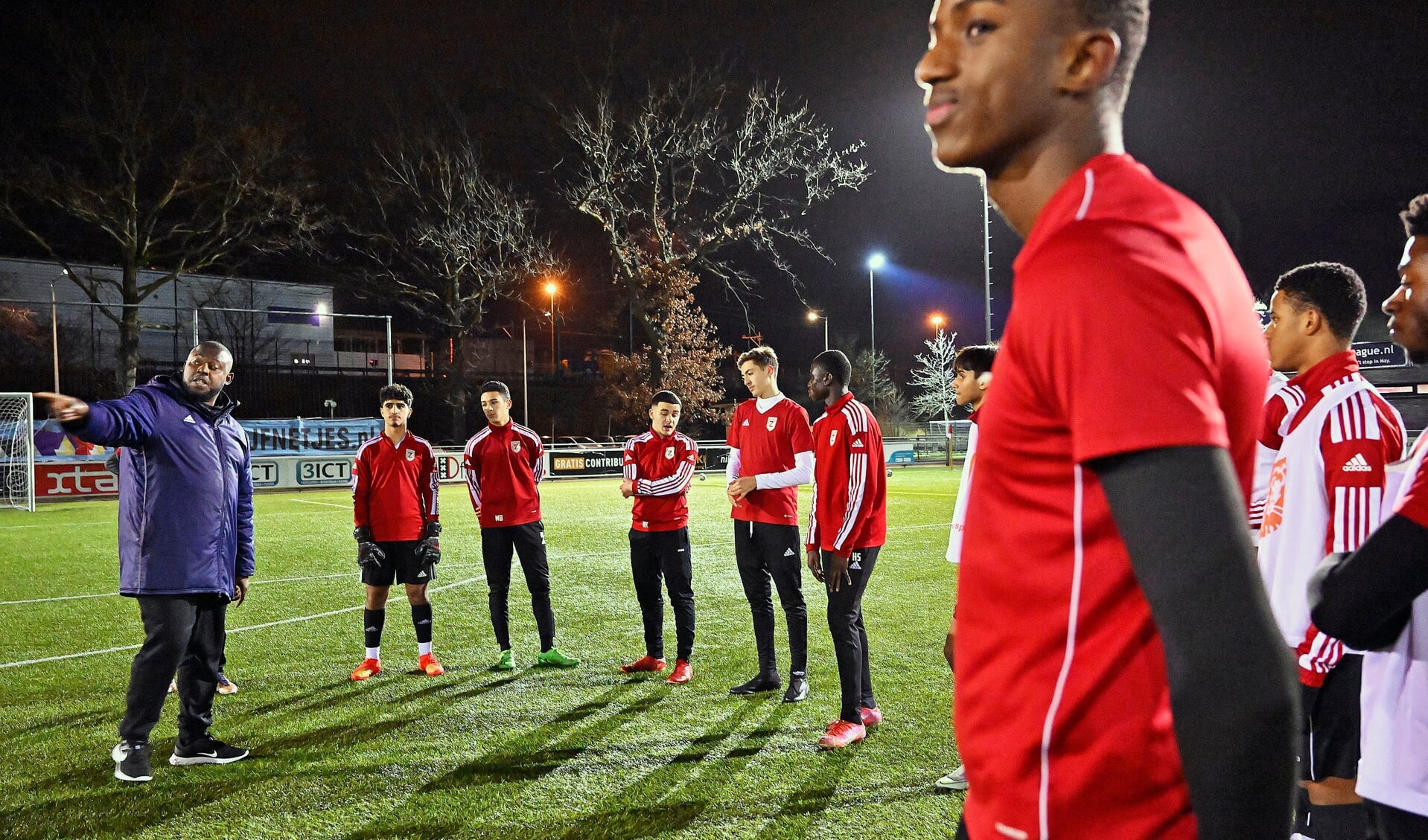 Bij de Amsterdamse club Zeeburgia vinden spelers van verschillende achtergronden elkaar. Trainer Enrico Kolf instrueert een groep jongens.