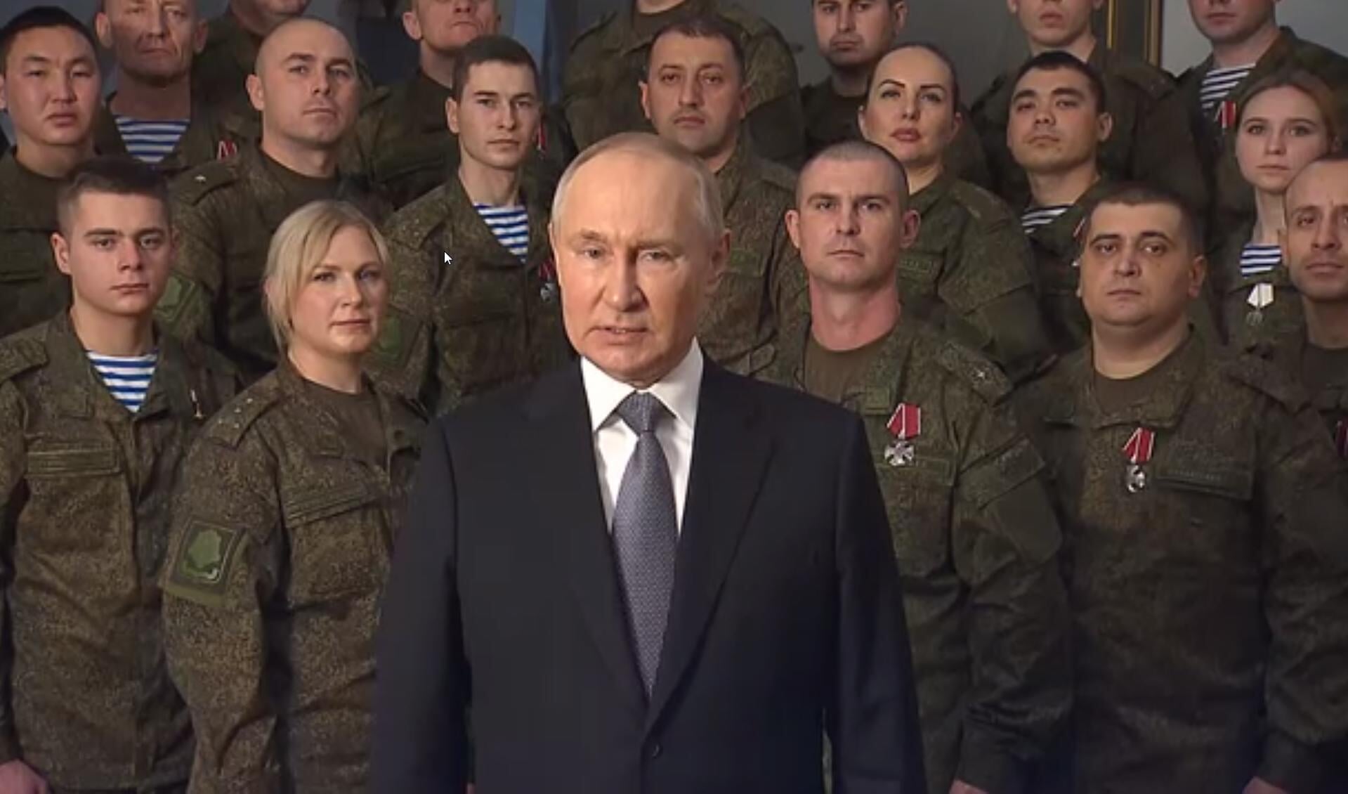 President Poetin voor een groep militairen: vechten is 'heilige plicht voor het Moederland.'