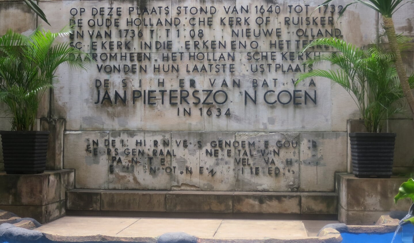 Een plaquette ter ere van Jan Pieterszoon Coen in de voormalige koloniale stad Batavia.